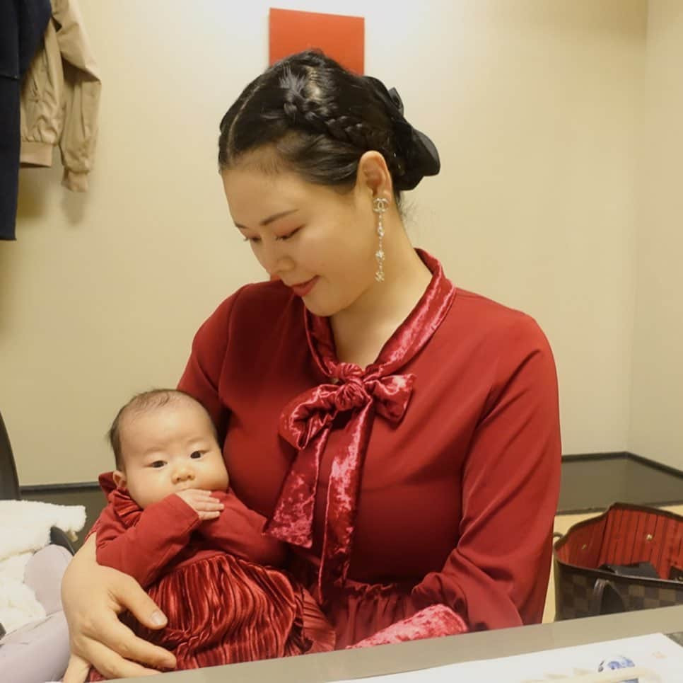 川面千晶さんのインスタグラム写真 - (川面千晶Instagram)「今日は3回目の結婚記念日👰‍♀️🤵‍♂️ ・ 娘も加わって、去年よりさらに賑やかな1日になったなぁ👶 ・ そんな今日はふぐ鍋食べたよ🐡🍲 ・ 娘とおそろコーデがこんなにムネアツなシロモノだとは知らなかった。。 ・ テンション上がりすぎてギンギンでお母さん寝付けないわ。。 ・ お旦那にも赤い服着てもらえばよかった😂 ・ とりあえず無事に３周年⭐️  #結婚記念日」12月3日 23時07分 - chankawamo