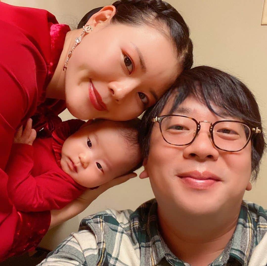 川面千晶のインスタグラム：「今日は3回目の結婚記念日👰‍♀️🤵‍♂️ ・ 娘も加わって、去年よりさらに賑やかな1日になったなぁ👶 ・ そんな今日はふぐ鍋食べたよ🐡🍲 ・ 娘とおそろコーデがこんなにムネアツなシロモノだとは知らなかった。。 ・ テンション上がりすぎてギンギンでお母さん寝付けないわ。。 ・ お旦那にも赤い服着てもらえばよかった😂 ・ とりあえず無事に３周年⭐️  #結婚記念日」
