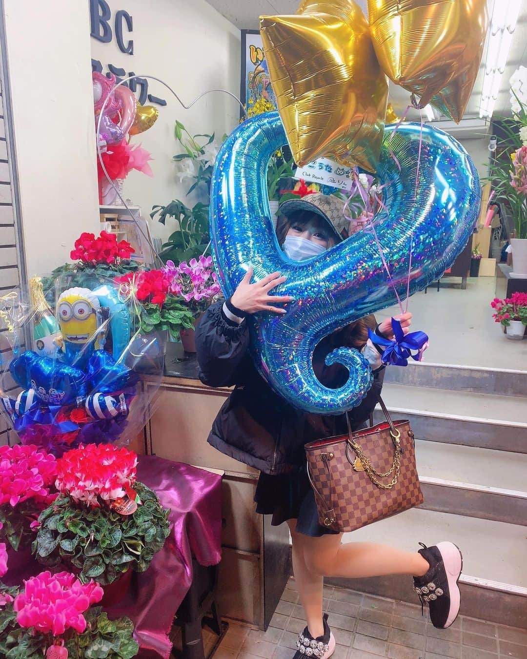 のインスタグラム：「🐰#HBD 💙⭐ ♥ いつもお世話になってる mobstars こうたくんのおたんじょうびに！！ ♥ #ABCフラワー さんでバルーン🎈 こちらも、いつもありがとうございます🧸 ♥ モブ本当におもしろいBARだから みんな一緒にいこっ🐰💓 誘うから誘って🐰💓 ♥ ♥ ♥  #中洲 #中洲キャバ嬢 #中洲キャバクラ  #キャバクラ #キャバ嬢 #キャバ #飲み屋  #バースデー #バルーン #インスタ映え」