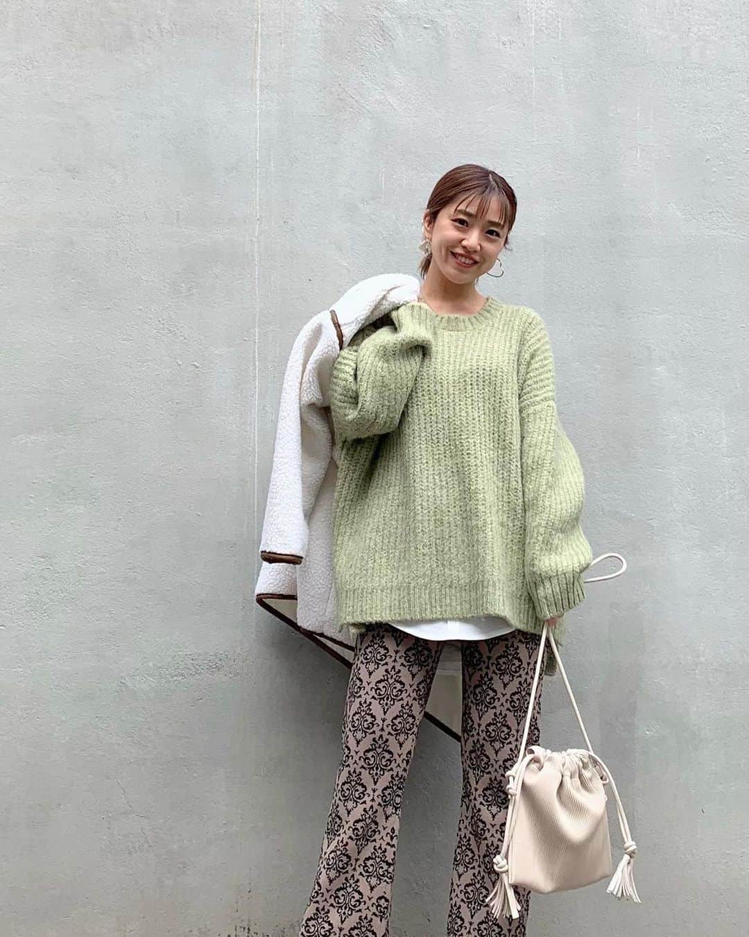本橋優華のインスタグラム：「ダマスク柄ハマった。  #pants#damask#knitpants#knit#outer#boots#ootd#tokyo#ダマスク柄#ニットパンツ#つけ裾#ボアジャケット#ブーツ#大人カジュアル」