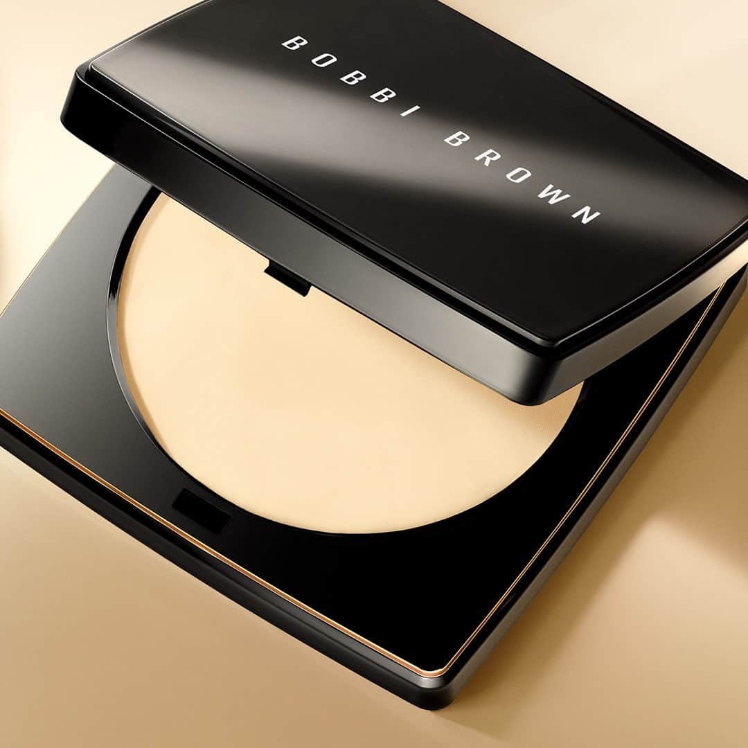 のインスタグラム：「Our bestseller just got better: Meet the new Sheer Finish Pressed Powder. This shine-controlling, skin-perfecting formula now comes in a luxe new compact for easy touch-ups on the go. Get early access by shopping our pre-sale on Instagram Checkout.  WHY WE LOVE IT: • Color-correcting pigments complement all skin tones for an even, healthy-looking complexion • Absorbs excess oil, blends seamlessly, and stays color true • Fills in fine lines and blurs imperfections with a silky feel  #bobbibrown #beauty #essentials #makeup #settingpowder」