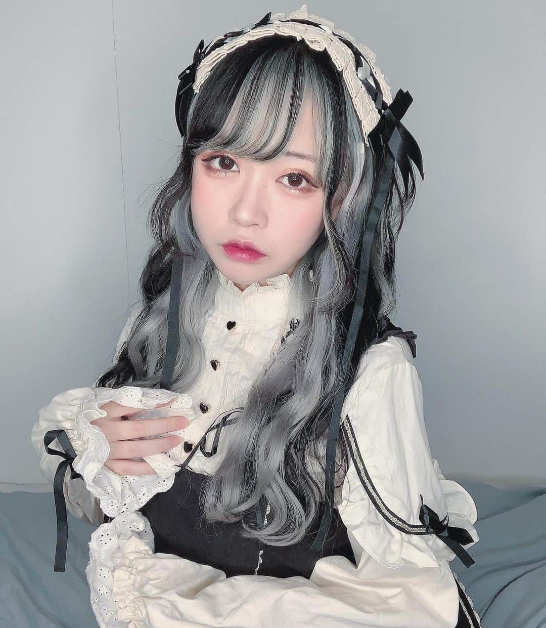 ねおきまこのインスタグラム：「ぶかぶか おやすみ🌙  . . .  #メイド服 #ツインテール #インナーカラー #自撮り女子 #自撮り #ゴスロリ」