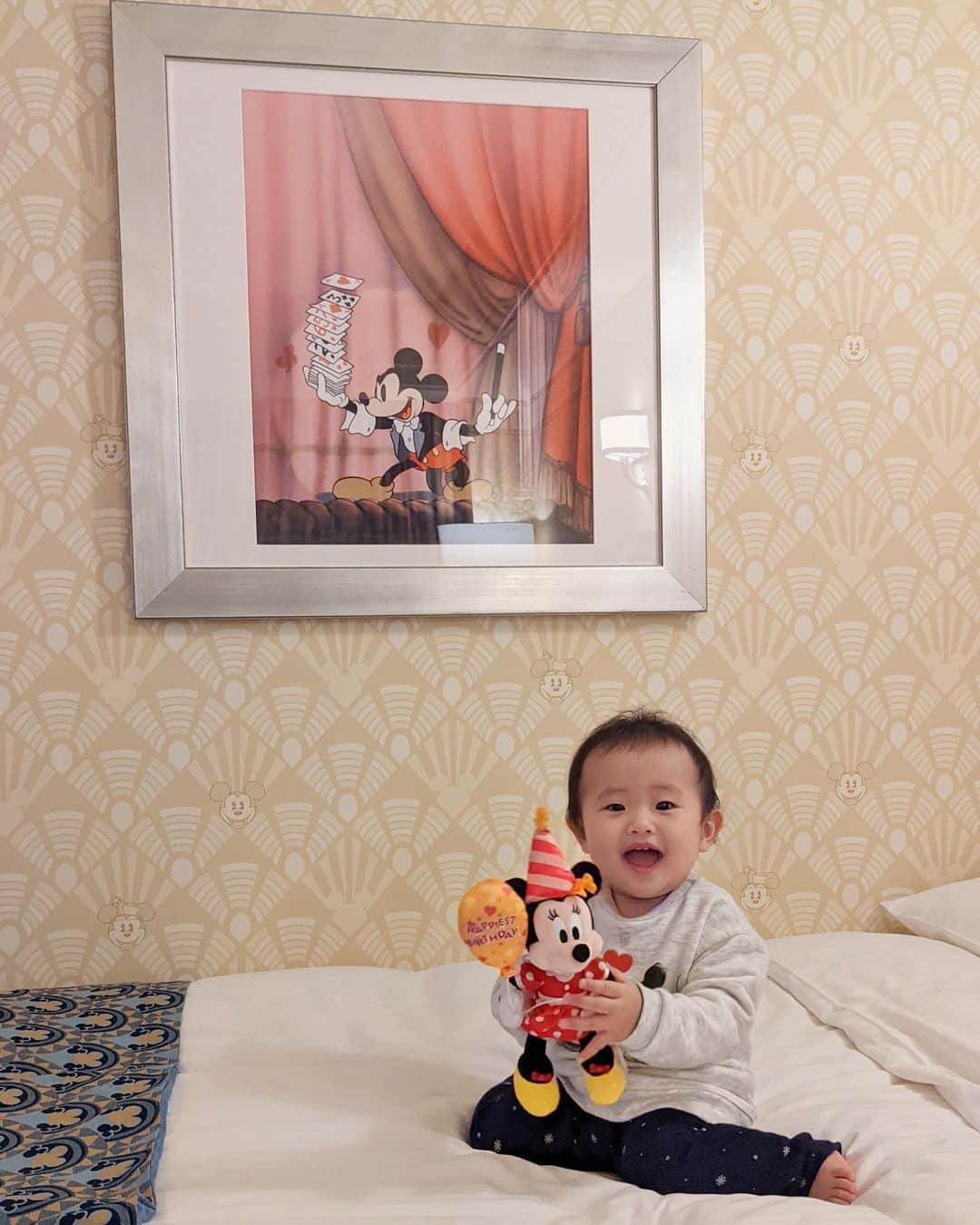 来夏のインスタグラム：「#🎂 HAPPY BIRTHDAY My Sunshine!!🌞💖　 娘、1歳の誕生日を迎えました🎉  言葉にできないほど色んなパワーをくれて、 ママを選んでくれて本当にありがとう🥰　  好奇心旺盛なところや、 人が大好きなところ、 おてんばなところ、 これからもっとどんなあなたが見れるのか 毎日が楽しみです😘  最近は ぬいぐるみにおやすみのkissを覚えた🥰　 この日からミニーちゃんも仲間入り💕  #happybirthday #birthday #1yearold  #1歳誕生日 #1歳 #disneyland #disneyambassadorhotel  #ディズニーランド #アンバサダーホテル」