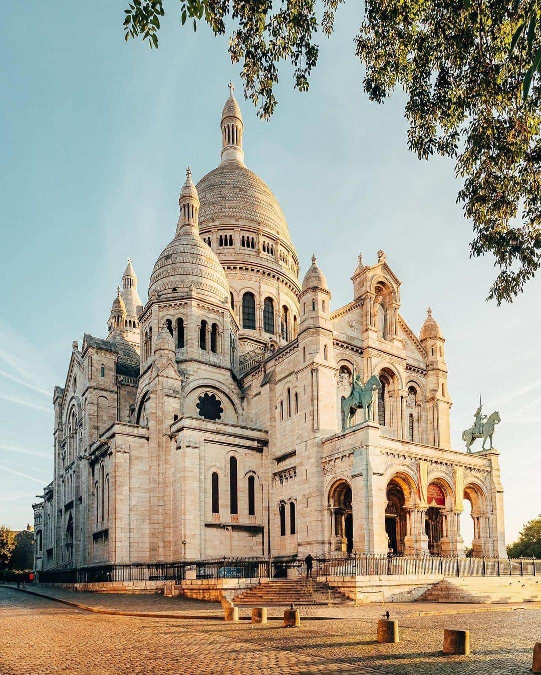エールフランスのインスタグラム：「Lumière dorée sur le Sacré Coeur, bonjour Montmartre.  Golden morning on Sacré Coeur, good morning Montmartre .   📸: @wonguy974  #AirFrance #EnvieDailleurs #wanderlust #travel #Paris #France」