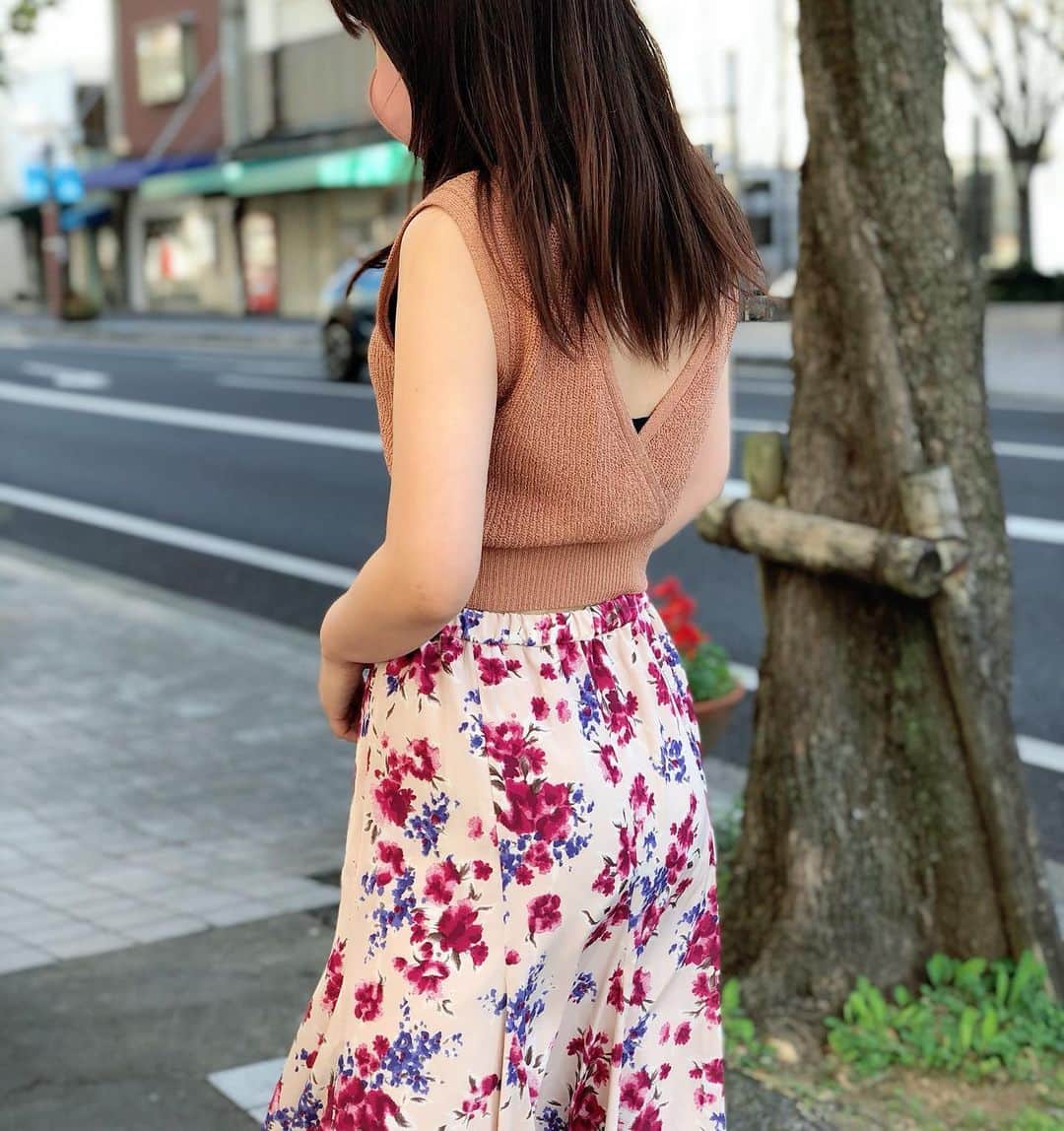 新谷美奈のインスタグラム：「.﻿ ﻿ 春もたのしみだな〜☺️🌸🌷🐝﻿ #体張ってます笑﻿ ﻿ @ninamew_official#Ninamew#ニーナミュウ#ゆめタウン#ゆめタウン佐賀#セレクトショップ#selectshop#ビスチェは前後どちらでも着れます🤍」