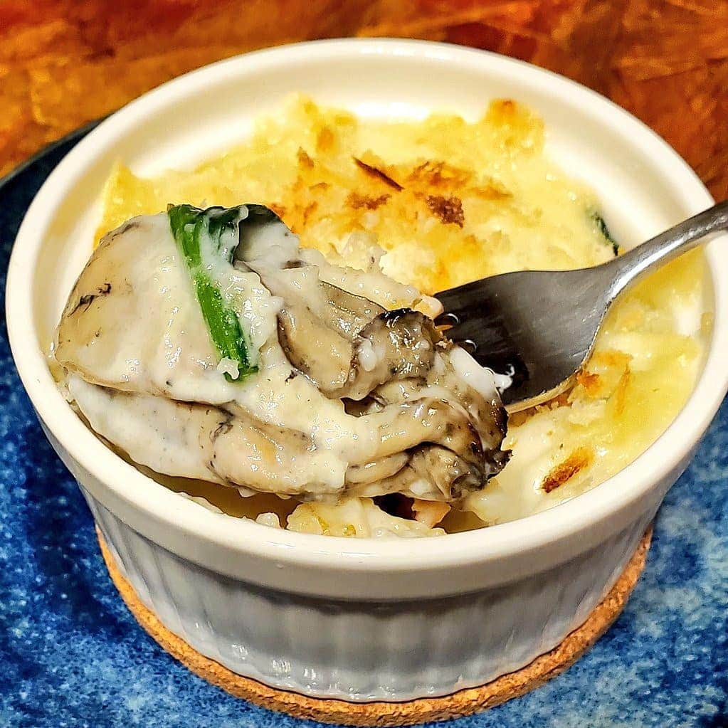 鈴木奈都のインスタグラム：「ほうれん草が安かったので。 カキとほうれん草のグラタン。  カキとほうれん草の苦味とホワイトソースの甘さが合う やっぱり冬はグラタンだねぇ😁  #魚料理 #サバヨミキッチン  #スーパー鮮魚売場芸人」