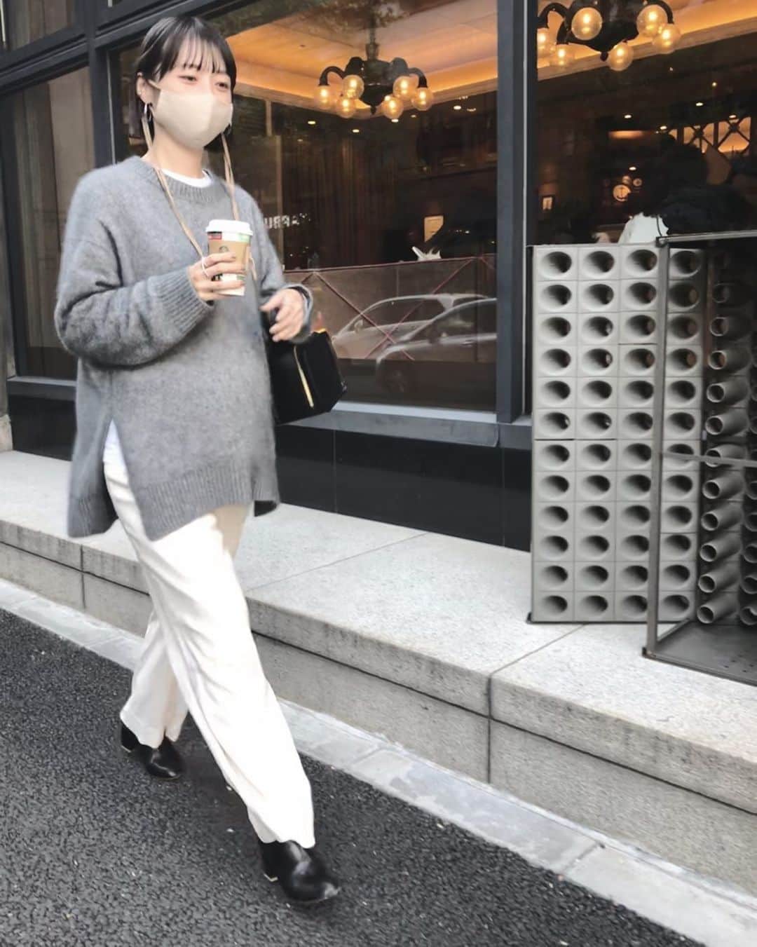 のインスタグラム：「. 褒められマスクと 悩んで悩んで今更買ったplageニット🧶 . なんか髪の毛伸びてきたら いろいろしっくりこなくなってしまった… . あーどうしよう…どうしよう… . . . #knit#plege #pants#todayful  #bag#lifestylist #boots#pippichic #mask#ludique #maternityfashion #マタニティコーデ #妊娠8ヶ月#30w2d」