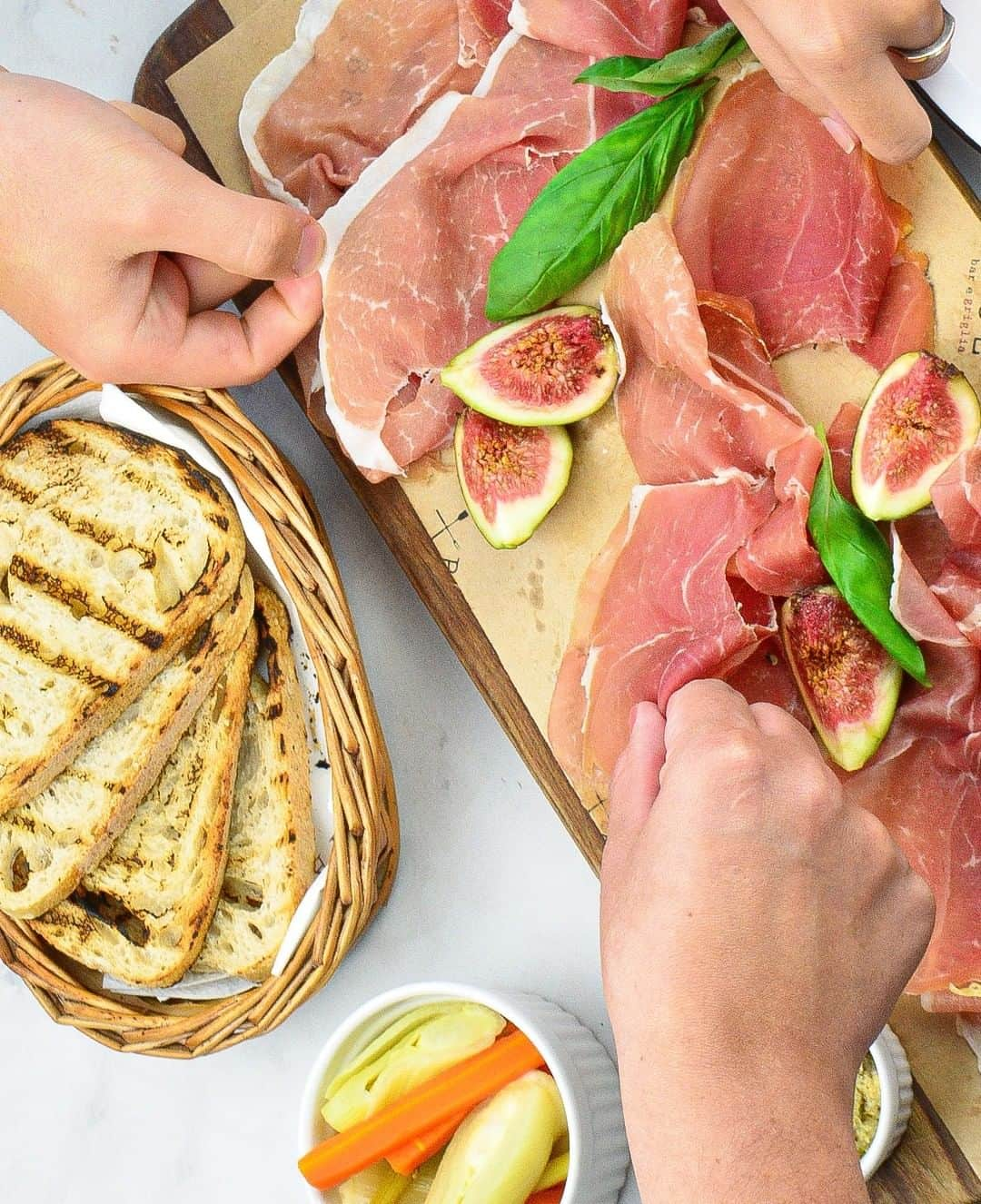 Eataly Brasilさんのインスタグラム写真 - (Eataly BrasilInstagram)「Tábua de presunto cru selecionado com figo, picles, pasta de alcachofra e pão. A “Selezione di Prosciutto” é a novidade do Brace nesta semana disponível durante o Prosciutto Week.   Até este domingo (06/12) encontre pratos especiais com Prosciutto em todos os nossos restaurantes, descontos na categoria embutidos do nosso mercado e 50% OFF no Prosciutto Italiano somente no fim de semana (de 04/12 a 06/12).   Grazie e buon appetito.  #eataly #eatalybr #eatalysp #prosciutto」12月3日 23時21分 - eatalybr