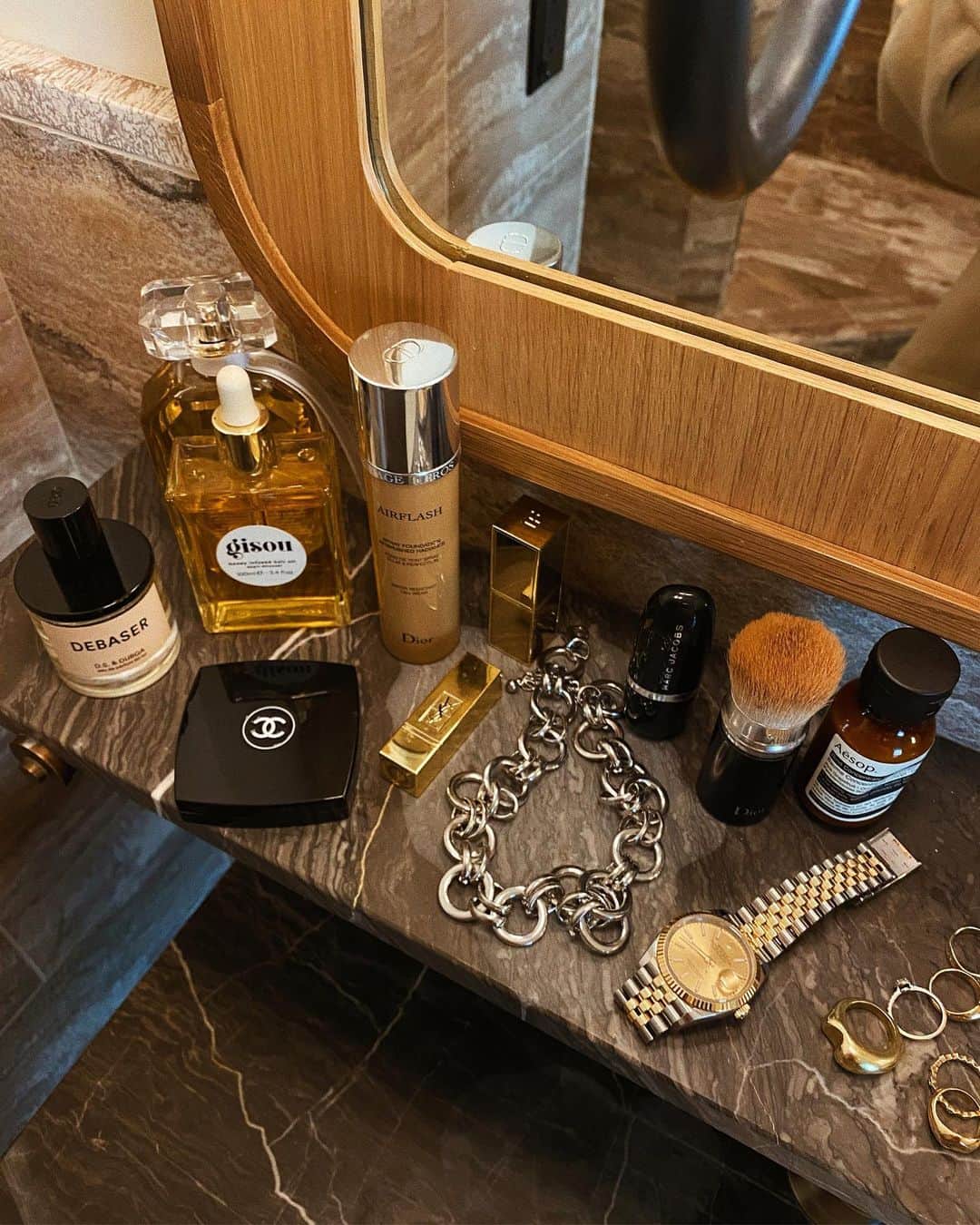 ジュリー・サリニャーナのインスタグラム：「little-go tingz. ✨ What are your top two beauty products guys? It can be hair, skin, nails or makeup! Comment!」
