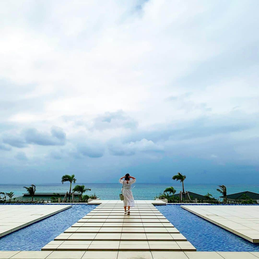 奥山夏織さんのインスタグラム写真 - (奥山夏織Instagram)「実は少し前から企画していた旅行に初めて#gotoトラベルキャンペーン を利用して#宮古島 へ行ってきました✈️✨ ・ 直前に行けるかどうか不安でしたが、廃止にはならなかったので色々注意をして行きました❣️久しぶりに旅行に行けて日々の溜まっていたストレスが少し消えてくれたかも🥺笑 ・ コロナになる前は毎年必ず旅行に行っていたので、久しぶりに行けた気がしました！こういうリフレッシュは時々は必要だなと改めて思いました💓 ・ 今回宮古島で泊まったホテルは#シーウッドホテル 🏝2020年2月22日にできたばかりでとても綺麗でした〜😍これからちょこちょこと宮古島トリップを載せていきますので、お付き合いくださいませ💓 ・・・ #travel #旅Instagram #旅スタグラム  #trip #旅 #miyakoisland #miyako #旅行 #国内旅行 #宮古島 #宮古島旅行 #沖縄 #離島 #シーウッドホテル #seawoodhotel #seawood #シーウッドリゾート来間島 #シーウッドホテルリゾート来間島」12月3日 23時25分 - okuyama_kaori