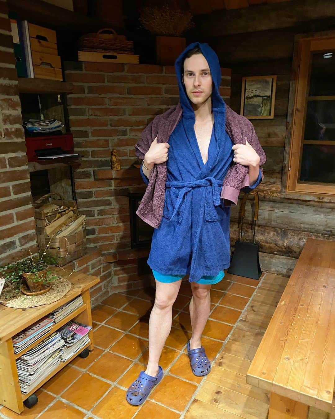 アダム・リッポンのインスタグラム：「I can’t believe I’ve been asked to be the face of hooded robes across the globe. I’m truly honored.」