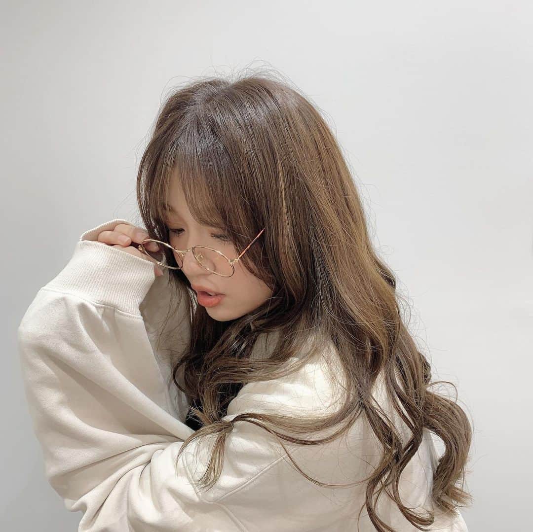 いっちゃん/嶋津 いつみのインスタグラム：「. . ねぇ、聞いて😢 . . . この伊達メガネ気に入ってたのに どっか行った👉🏻👈🏻 . . . . 正確には持って出掛けたのに 帰ってきたらなかったw . . . . 似たようなの探しまくってるけど どれもしっくりこない…しょんぼり。 . . . . . .  #関西  #関西サロモ  #サロンモデル #サロモ #いっちゃん  #フリーモデル #関西モデル  #あざといっちゃん #かわいっちゃん #いっちゃんコーデ  #ブライダルモデル #アレンジモデル #ヘアカラー  #ヘアアレンジ #くしゃ顔」