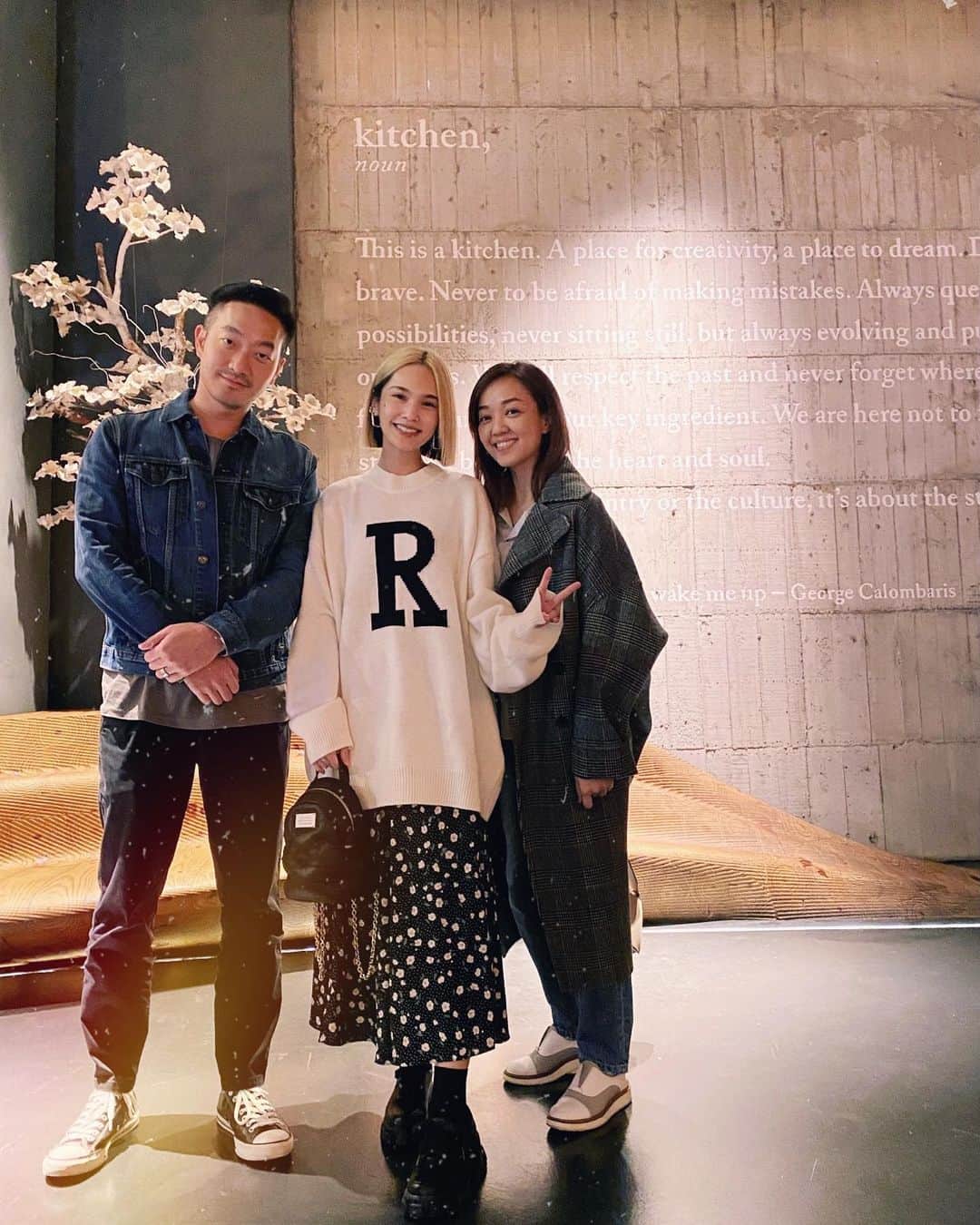 レイニー・ヤンのインスタグラム：「名不虛傳⭐️ 我一向很害怕嘗試人人讚賞的米其林餐廳，因為愈高級的食物，坦白說，我愈吃不懂～🤪 但是RAW真的好厲害，讓我這個老百姓完全吃到每道菜的層次，鹹甜皆美味，上菜速度很得宜，Tea pairing也超好喝，環境非常適合拍照（導致我一直麻煩店員為我在各角落拍攝，不過頂光偏多，女明星怕怕🤣）。 綜上所述，它很優秀，難怪一位難求，我有被驚艷到😍 謝謝Albert、Cindy的招待！ 改天我要帶母親去吃，不過我得早點訂位才行😅  #RAW #米其林餐廳」