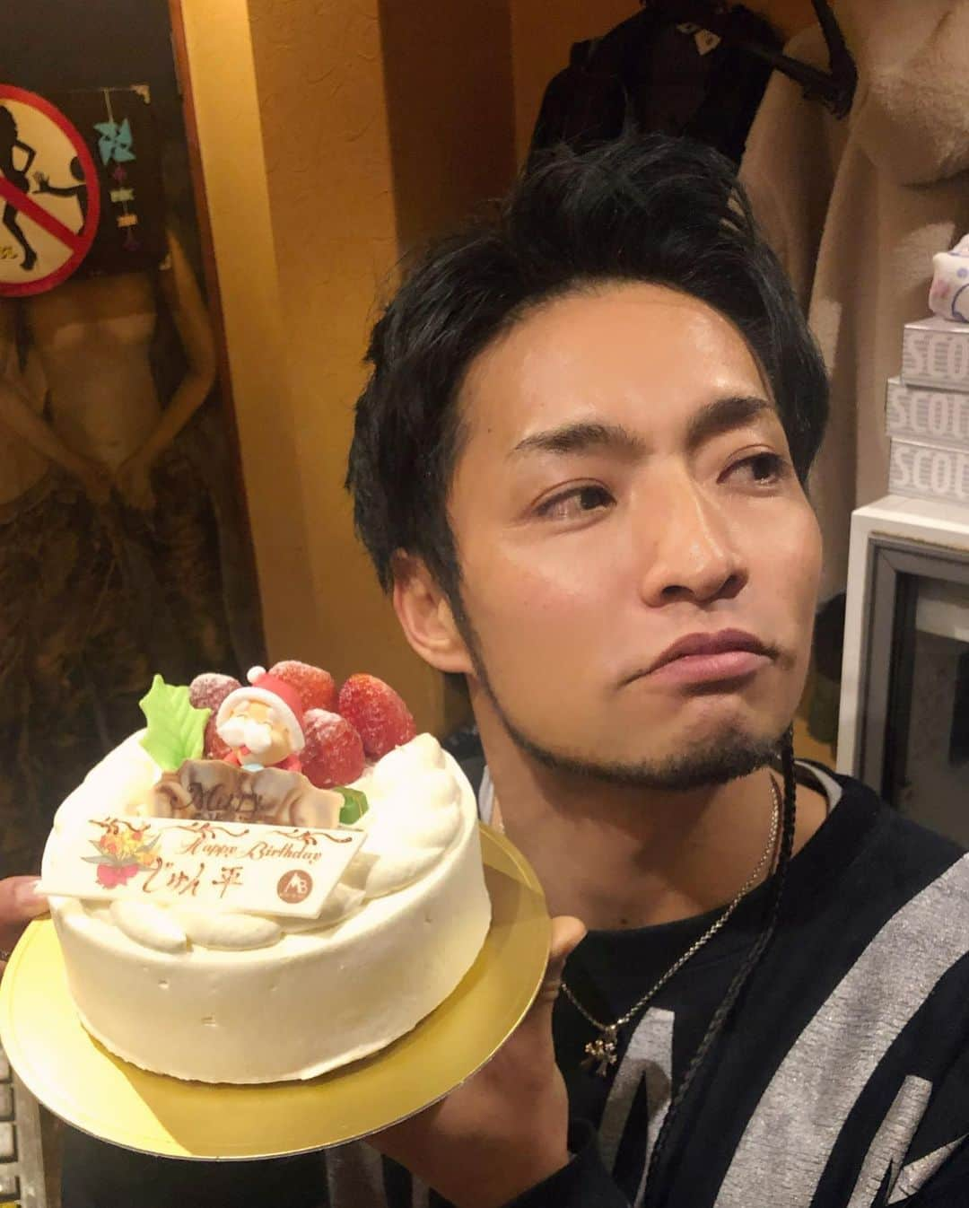 ジュンペイさんのインスタグラム写真 - (ジュンペイInstagram)「. も〜い〜くつ寝ると〜誕生日〜♪ . いや〜 . おじさんもう少しで41歳になってしまうよ . 折り返し地点じゃなくて、折り返し始めてまうよ . まぁ、長生きする気はないから . もうだいぶ前に折り返してるけどつもりやけど . まぁいいや . 誕生日と言えば… . 誕生日プレゼント . いつも . 「ジュンペイって何プレゼントしていいかわからない」 . って言われる . カレナイ時代 . 四六時中一緒にいるメンバーでさえわからないって言ってた . でも、それわかる気がする . 友達に俺みたいな奴おったら、俺でもわからへんもん . 面倒くさい奴なんですわ . 面目ねぇ . ま、ケーキと仲間がいてくれればなんでもいーや✨ . #mybirthday #birthday #誕生日 #41歳 #まだやけどな」12月3日 23時32分 - kk_jayp