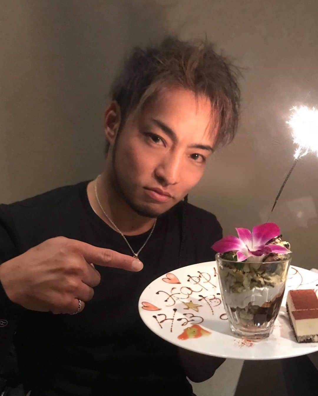 ジュンペイさんのインスタグラム写真 - (ジュンペイInstagram)「. も〜い〜くつ寝ると〜誕生日〜♪ . いや〜 . おじさんもう少しで41歳になってしまうよ . 折り返し地点じゃなくて、折り返し始めてまうよ . まぁ、長生きする気はないから . もうだいぶ前に折り返してるけどつもりやけど . まぁいいや . 誕生日と言えば… . 誕生日プレゼント . いつも . 「ジュンペイって何プレゼントしていいかわからない」 . って言われる . カレナイ時代 . 四六時中一緒にいるメンバーでさえわからないって言ってた . でも、それわかる気がする . 友達に俺みたいな奴おったら、俺でもわからへんもん . 面倒くさい奴なんですわ . 面目ねぇ . ま、ケーキと仲間がいてくれればなんでもいーや✨ . #mybirthday #birthday #誕生日 #41歳 #まだやけどな」12月3日 23時32分 - kk_jayp