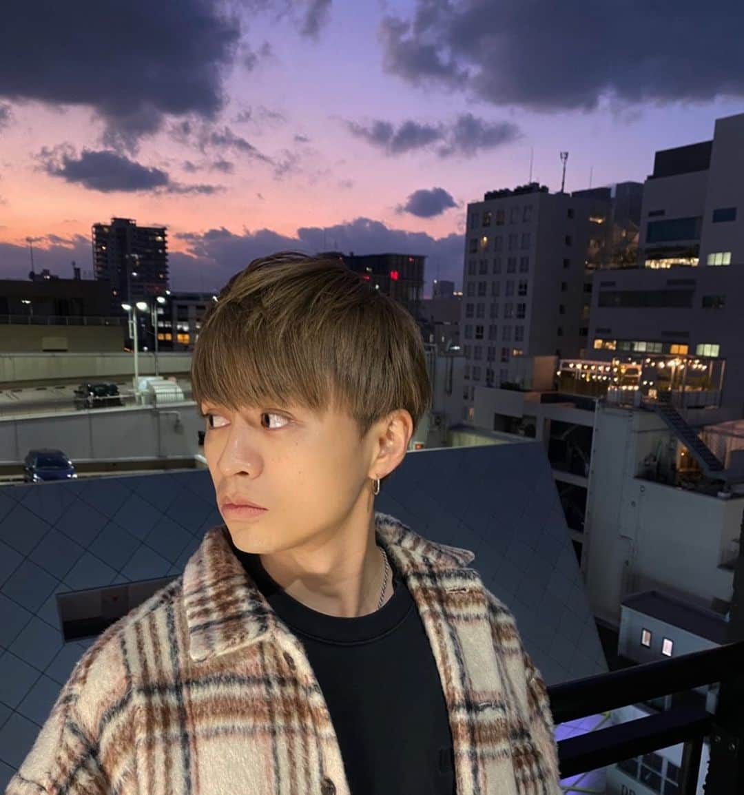 中垣悟のインスタグラム：「🙏🏻🙏🏻🙏🏻 . けいたろう @keitaro.n にカット、カラーしてもらいました🙏🏻🙏🏻 まじありがとう🙏🏻 . 皆さんも彼に是非カット頼んでみてください！インスタ　@keitaro.n にしつこいくらいDMしたら切ってくれます！ まじまちがいないっす！女の子も気軽に声をかけてくれたら、優しく切ってくれるらしいです！きゃーモテ男 美容師でかっこよくてレディースカットも得意とかモテ男かよ @keitaro.n  . #けいたろう #KEITARO #切ってる時の表情殺し屋 #でもばり優しい #酔っ払ったら優しい表情 #フットサルうまい　 #美容師 #美容室 #大名美容室 #メンズヘア #メンズスタイリング #メンズハイトーン」