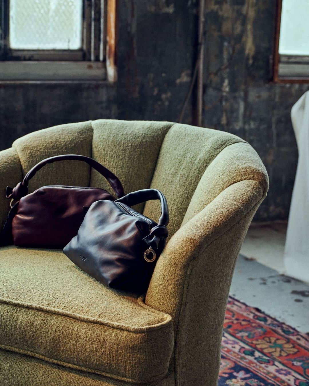 ラグ&ボーンのインスタグラム：「Still unsure what to gift this holiday season? The Reset Crossbody is crafted from a silky smooth, garment-weight nappa leather with contrast lining and an adjustable strap to suit whatever length you need. The 2020 holidays are in the bag.」