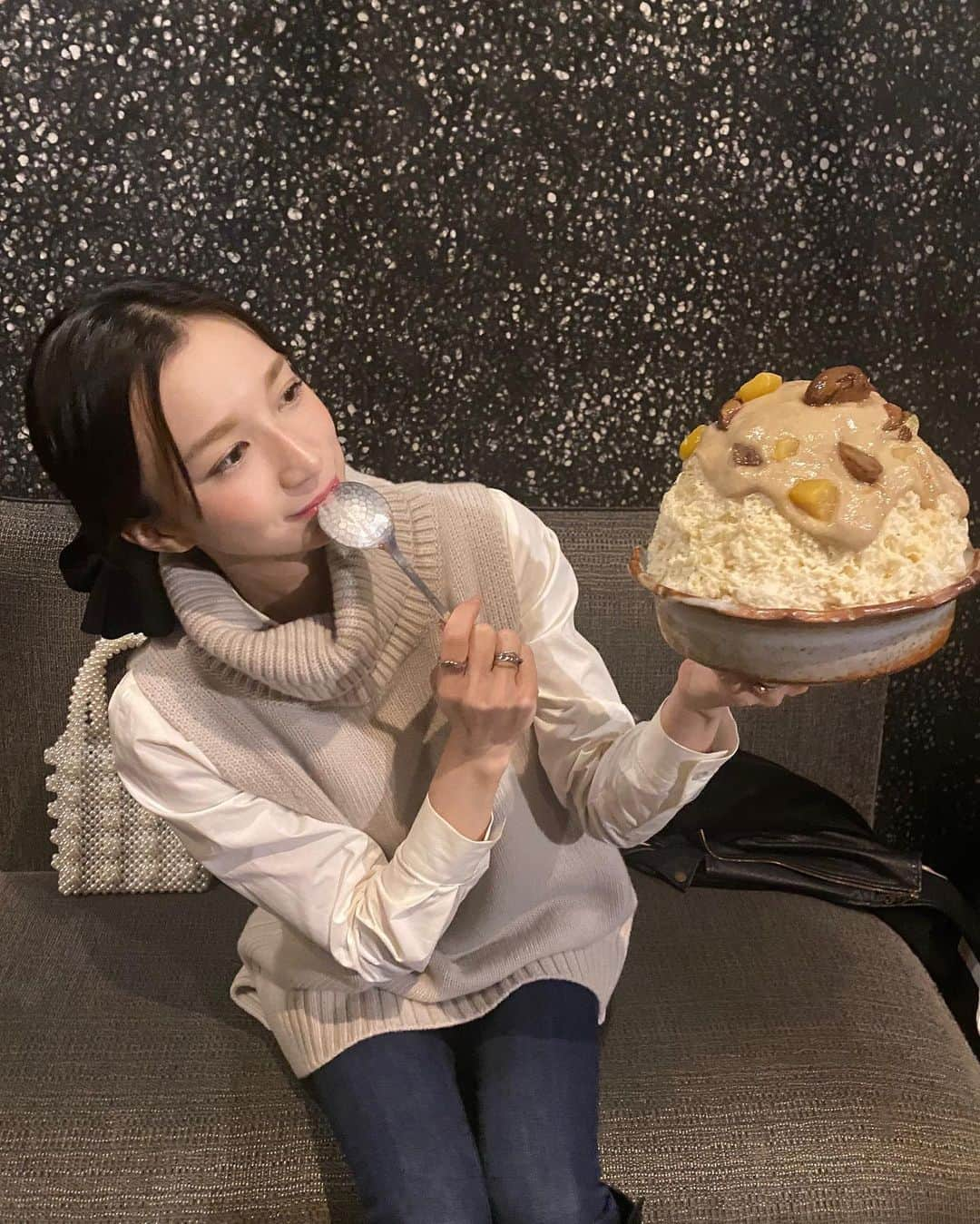 芹那さんのインスタグラム写真 - (芹那Instagram)「おっきい🍧💕  季節限定の 栗とさつまいも🌰🍠  次は何かなぁ🥰  tops @hm  タートルネックの ノースリーブに シャツ合わせるの ハマってる♡ それにスキニーとか ロングスカートとか😉 そして @hills_avenue  のブーツ😇💕💕💕」12月3日 23時35分 - serinaofficial