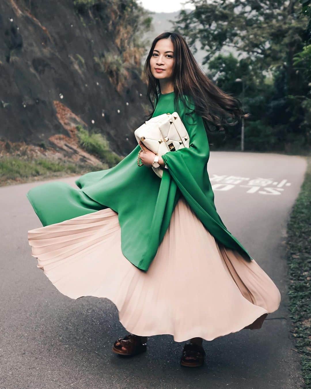 Ruby Kwanのインスタグラム：「Dancing with my #RomanStud. 💚 @maisonvalentino #valentinoresort21 #rougecloset」