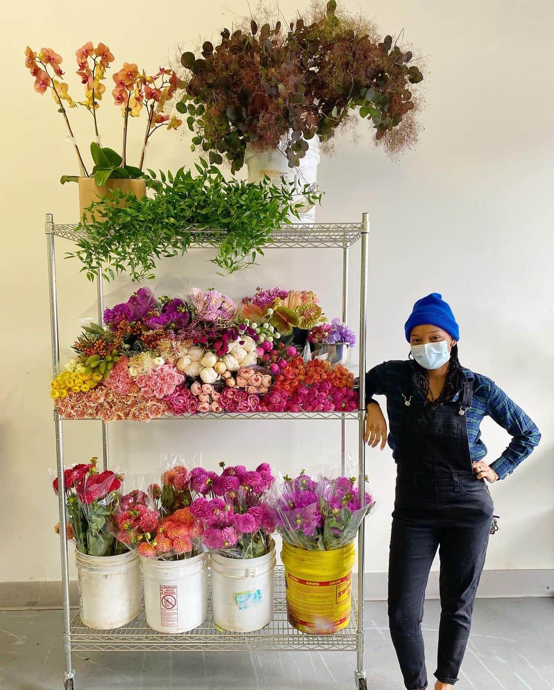 Grace Bonneyさんのインスタグラム写真 - (Grace BonneyInstagram)「@biablooms here! 🙋🏽‍♀️ Day 2 of my DS takeover and thought I’d brighten up your morning feed with some colorful flowers. These are all arrangements I created recently, and two of these blooms went to the same person on different occasions! Check my @biablooms page to 🕵🏾 find out who that very special person was! 👀😍   Which of these blooms most matches your vibe?! I wanna know!💕」12月3日 23時50分 - designsponge