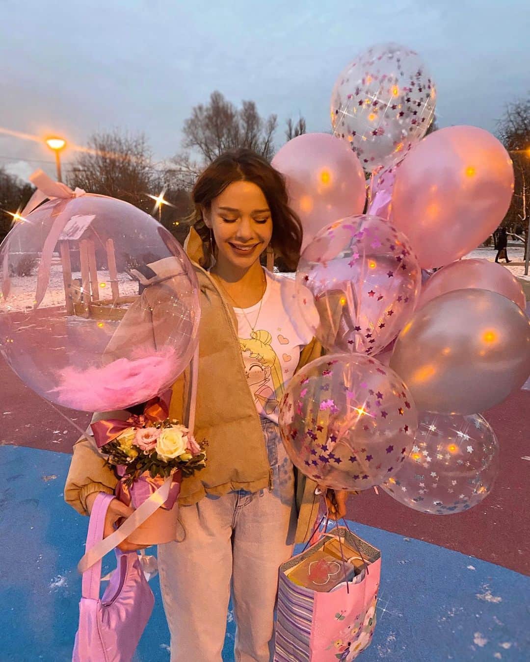 Maria Wayのインスタグラム：「Сегодня у меня днюха!🎂🥳 но это подарки не мне, а @mariaway_a_r_t_ !!! Она моя подписчица много лет❤️Вчера её срочно доставили в Москву в больницу. И я решила к ней приехать. Выздоравливай @mariaway_a_r_t_ !!! 🙏🏻」