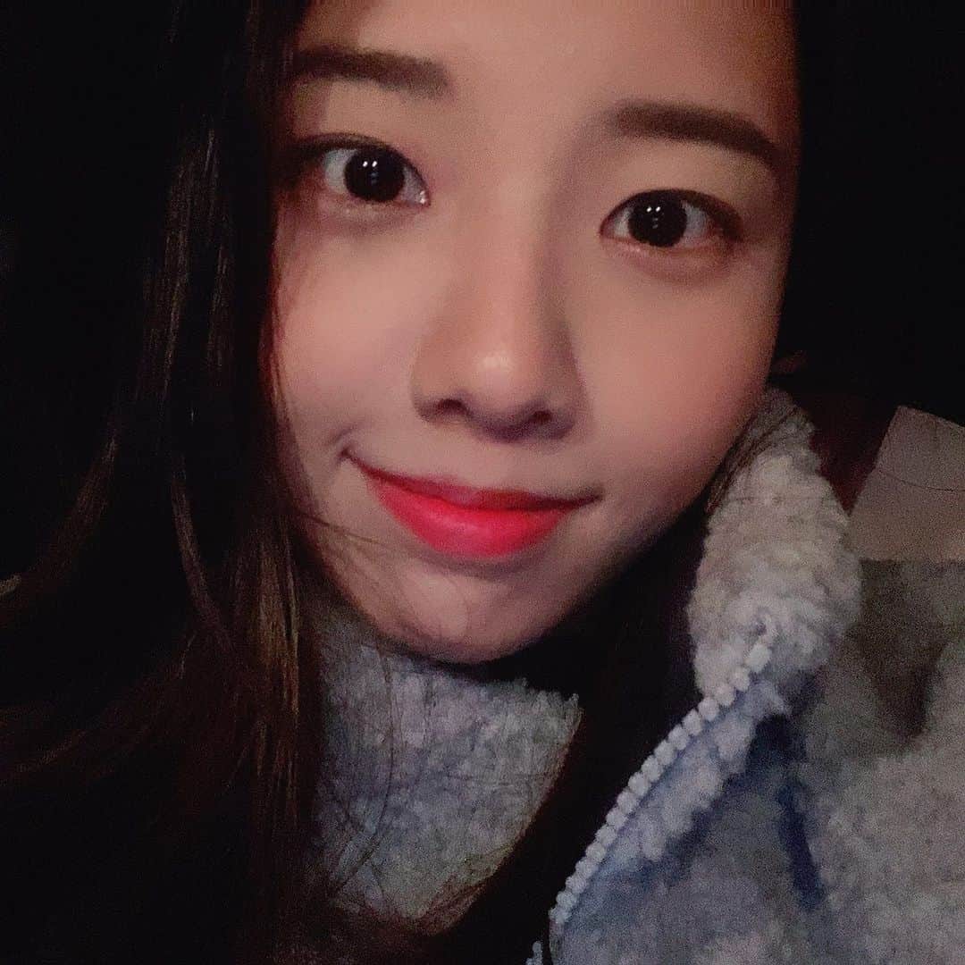 suna（ソナ）のインスタグラム：「우리 수험생 여러분 오늘 너무너무 수고 많으셨어요💕 올해 코로나때문에 굉장히 힘들었을 것 같은데..정말 멋지고 대단해요 모두모두 원하는 결과 나오기를 기도하겠습니다😘  저는 열심히 촬영중이에요! 아마 토요일에 생방을 할 것 같습니다>< 생방 재밌어..룰렛 돌릴거야... 영상은 찍어놨는데 브이로그 asmr촬영을 하느라고 편집 할 시간이 없어요ㅠㅠ 좀만 기다려주세요!!」