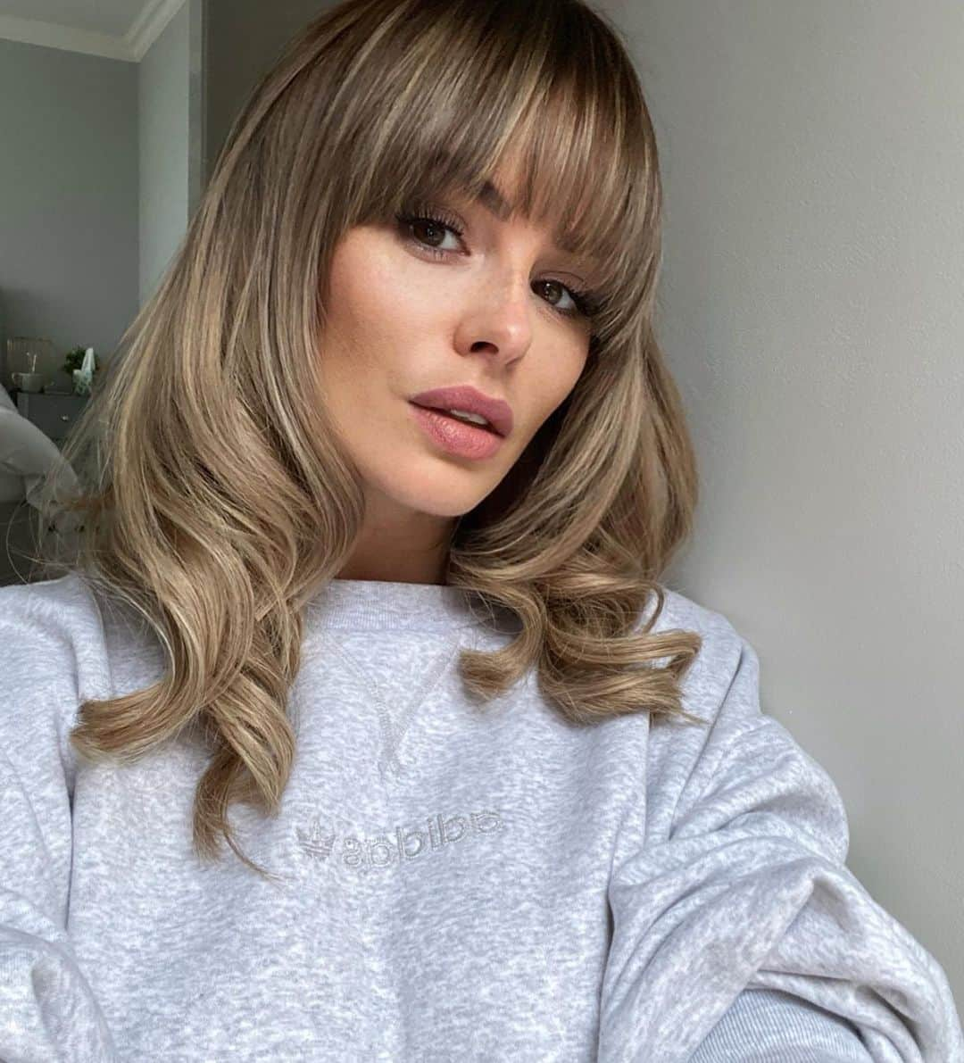 リアン・スグデンさんのインスタグラム写真 - (リアン・スグデンInstagram)「Fringelina is back! Thanks @the_spa_at_142 for making me feel slightly human again 🙋🏼‍♀️❤️   #newhairwhodis #fringefestival」12月3日 23時58分 - rhiansuggers