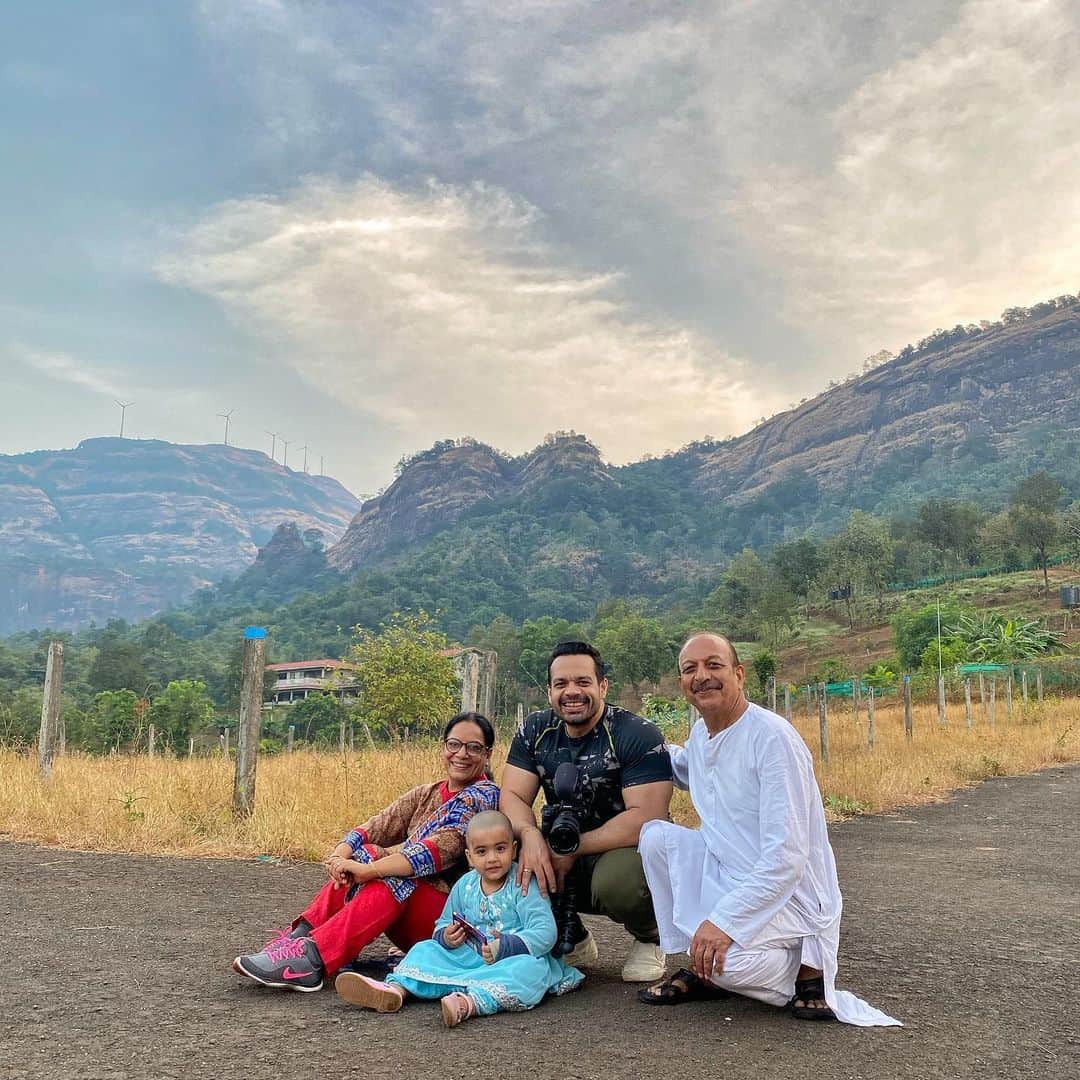 Gaurav Tanejaのインスタグラム：「Can someone photoshop and add @riturathee in this pic..  . #Vacation #family #flyingbeast」