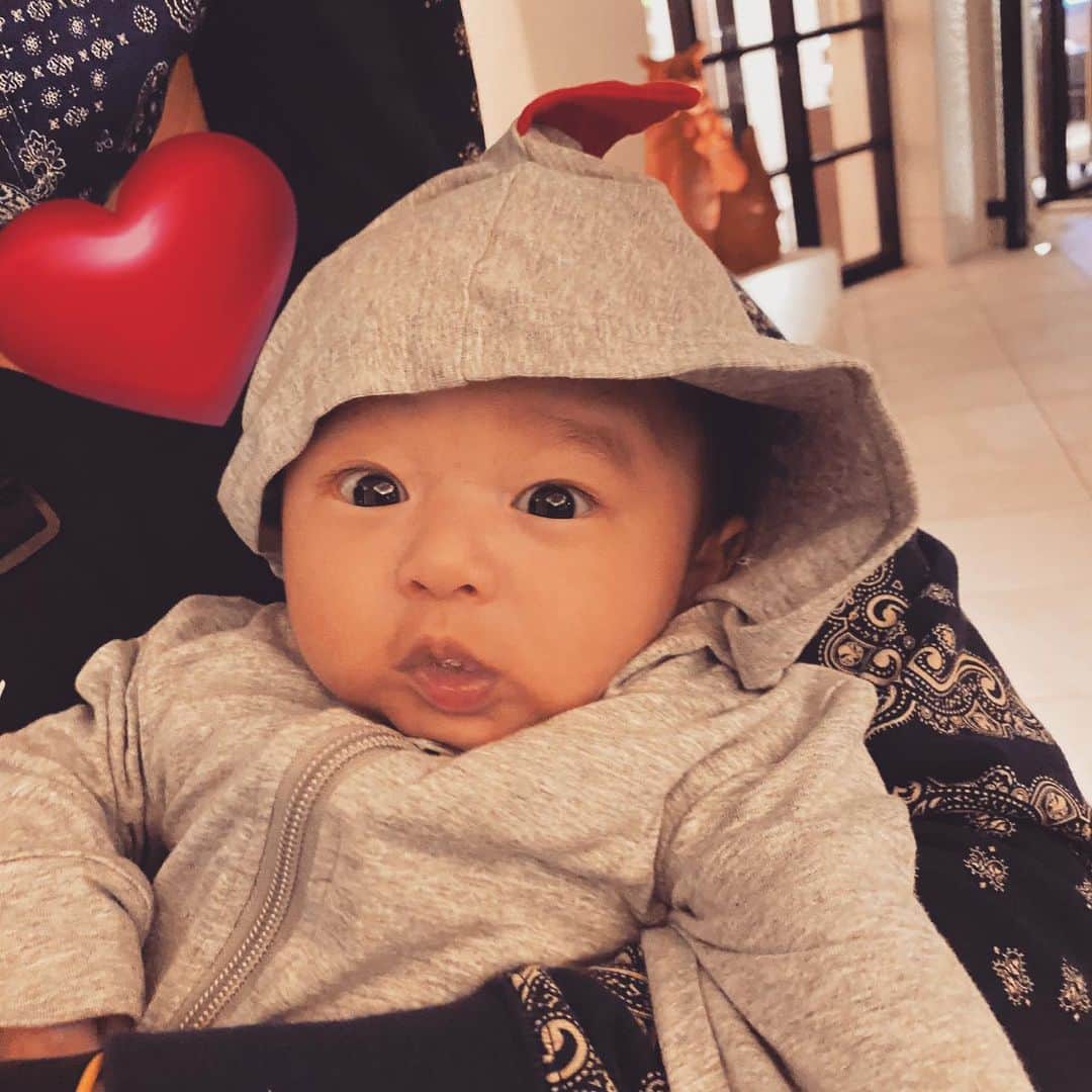 DJ JUICYのインスタグラム：「石垣島での外食中も、お利口さんにしててくれた息子👶💙 家では、何故か晩御飯中はグズってるのに...😅 外食の時はホントにいつもお利口👏✨  石垣牛お腹いっぱい食べる事が出来ました😋✨  この日は、土曜日って事もあってどこのお店も予約いっぱいだったんだけど...  たまたま🚗で、通りかかったお店《牛信》に入ったら丁度席が空いた直後で入る事が出来ました😝💕  アットホームなお店の雰囲気と、接客の感じもとっても良いし、お肉も、サラダやスープも美味しかったです⤴️😍  この日は、3周年記念だったみたいで、定員さんとジャンケンをしたら、お肉やお酒をサービスプレゼント🍖🎉 旦那さんはジャンケンに負けたのにも関わらず、常連でもない私達に周年ボトルをお土産に〜ってプレゼントしてくれました🍾✨  石垣島から帰った日に早速飲みました⤴️😆✨  #石垣島 #石垣牛 #焼肉 #子連れok」