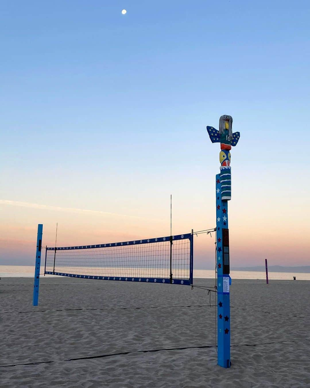 エイプリル・ロスのインスタグラム：「☕️🏐🌅」