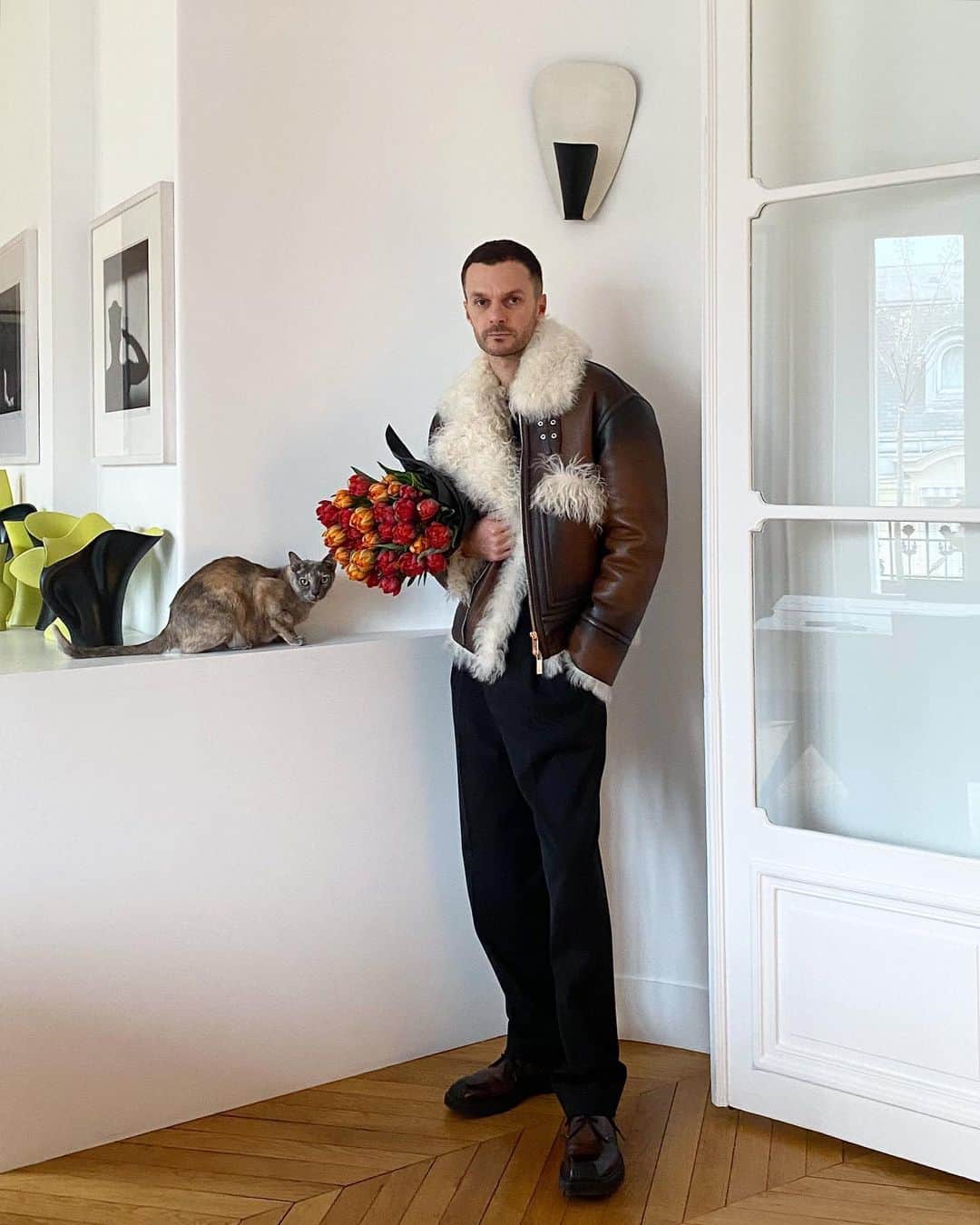 クリスヴァンアッシュのインスタグラム：「FAMILY PORTRAIT WITH TULIPS / HOME  #quarantineflowers #frida #tulips  #berluti #krisvanassche」