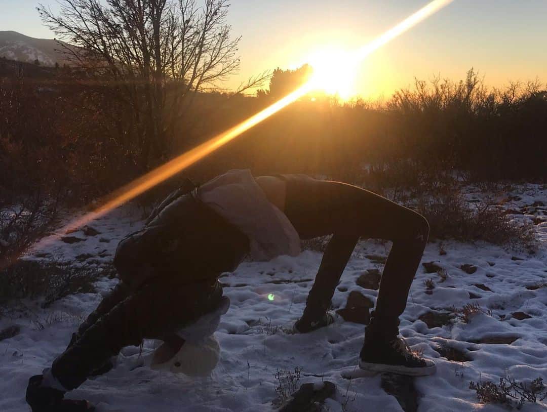 レイチェルロイさんのインスタグラム写真 - (レイチェルロイInstagram)「Snowball fight at Sunset ❄️  The remarkable thing about Moab, Utah; you can have vistas, desert & snow, all in the same day🪐  #moabutah  #lasalmountains  #rachelroy」12月3日 23時54分 - rachel_roy
