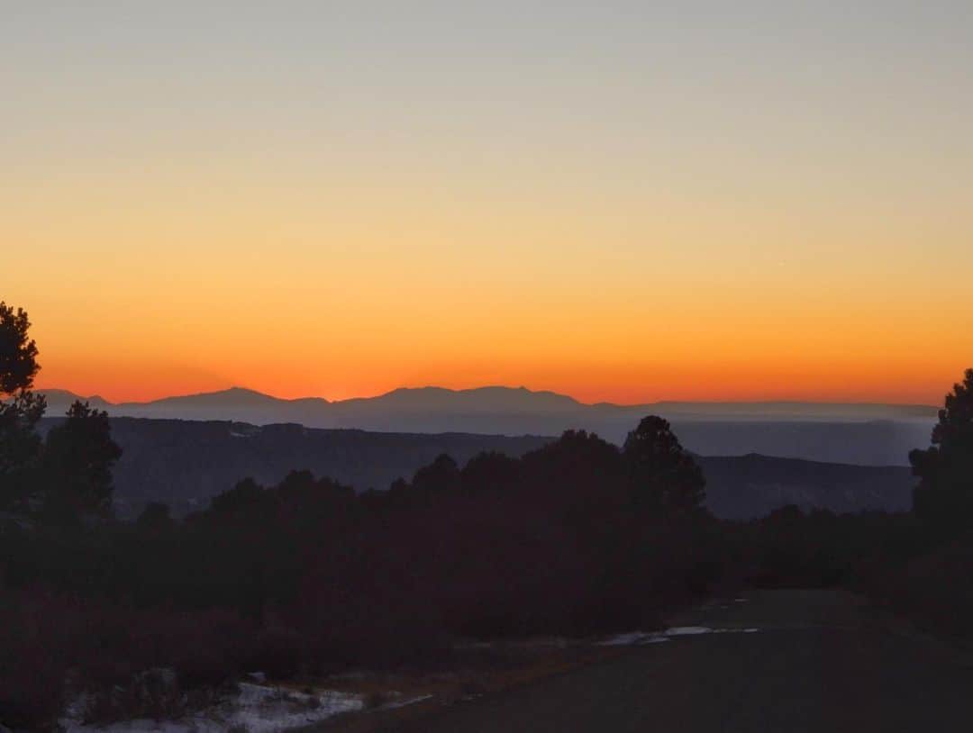 レイチェルロイさんのインスタグラム写真 - (レイチェルロイInstagram)「Snowball fight at Sunset ❄️  The remarkable thing about Moab, Utah; you can have vistas, desert & snow, all in the same day🪐  #moabutah  #lasalmountains  #rachelroy」12月3日 23時54分 - rachel_roy