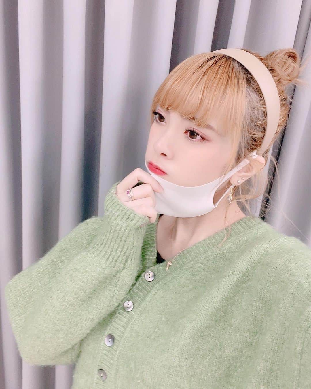 小林弥生さんのインスタグラム写真 - (小林弥生Instagram)「. 久々に自撮りした🙇‍♀️ おだんごちゃん🍡 . . #ハイトーンカラー #ハイトーンベージュ  #ハイトーンヘア #ヘアアレンジ #ヘアカラー  #ミディアムヘアアレンジ #ミディアムヘア #ミディアム  #メイク #カチューシャ」12月3日 23時55分 - yaaachan_k