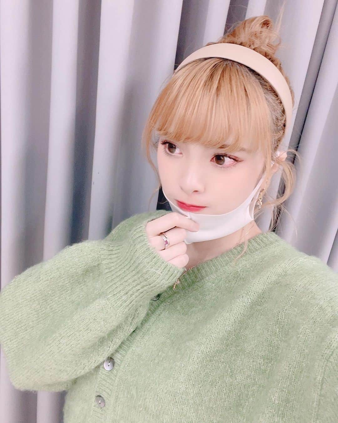 小林弥生さんのインスタグラム写真 - (小林弥生Instagram)「. 久々に自撮りした🙇‍♀️ おだんごちゃん🍡 . . #ハイトーンカラー #ハイトーンベージュ  #ハイトーンヘア #ヘアアレンジ #ヘアカラー  #ミディアムヘアアレンジ #ミディアムヘア #ミディアム  #メイク #カチューシャ」12月3日 23時55分 - yaaachan_k