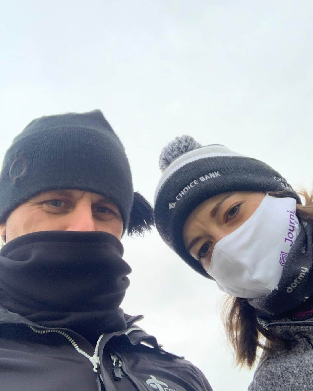 キム・カウフマンのインスタグラム：「Sometimes the glamorous life of a tour pro means getting up at 4:30 am to be on site as the first alternate. Currently 44 with a real feel of 40! I’ve never been so happy that face masks have becoming a necessity. I will wait out the afternoon wave before I drive home and enjoy the afternoon inside and out of the cold! @voaclassic @lpga_tour」