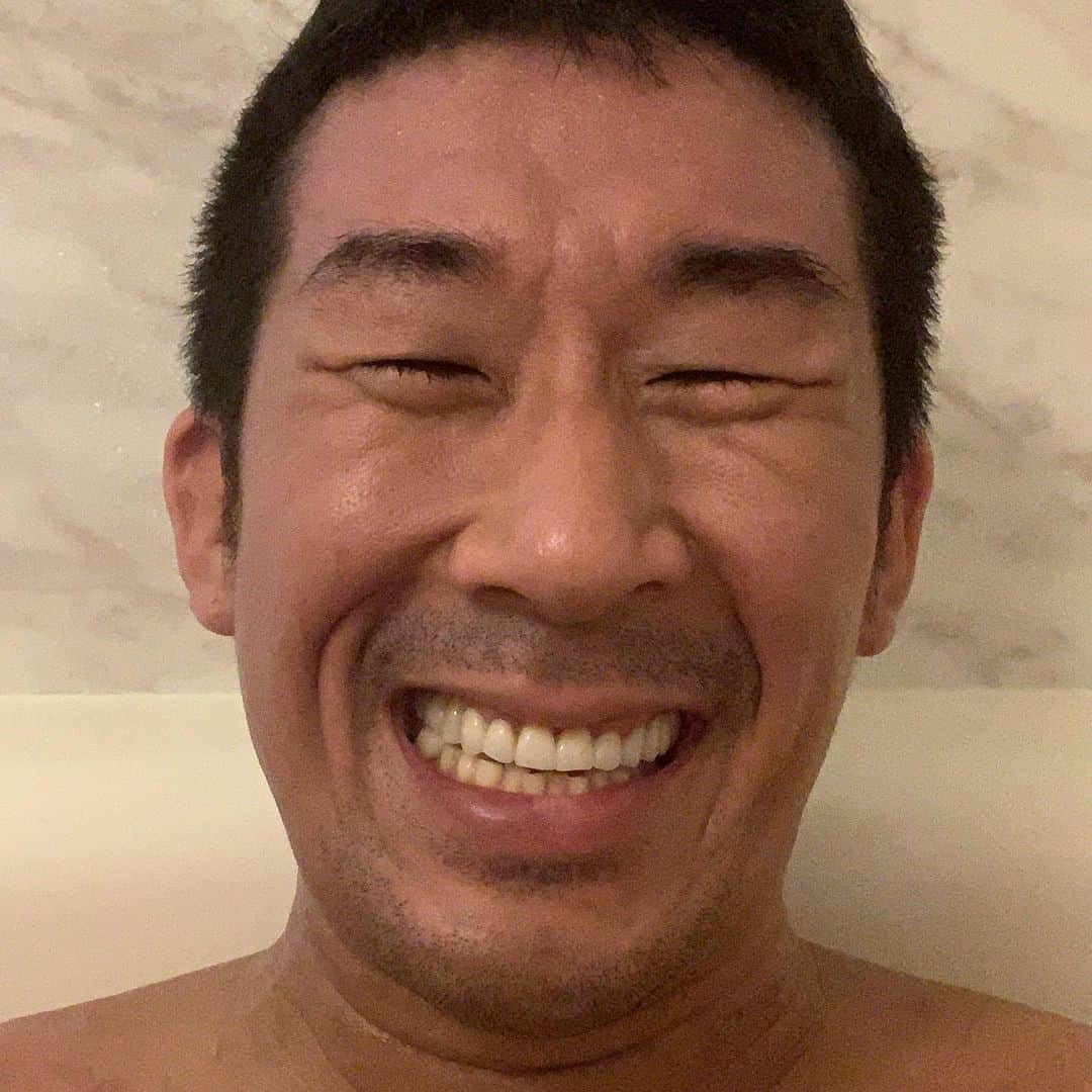 田村裕さんのインスタグラム写真 - (田村裕Instagram)「今日は一日お家で作業してました！  これからもまだまだ作業予定です！  覚えたての動画編集、今日中に一本終わらせたいです！  今日は外にも出てないしお風呂にも入らんで良いかと思っています！  たまにはそういう日もあるよね😅  #お風呂入らない #リアルタイム写真 #赤ちゃん部屋で泣いてるけどビチャビチャだから助けに行けない #嫁ちゃんごめんね #麒麟田村 #タムラ433 #TAMURA #パワースマイル #エネルギースポット」12月3日 23時58分 - hiroshi9393