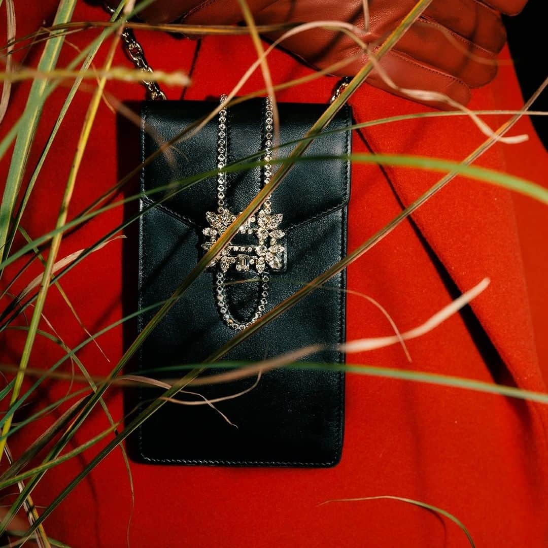 ロジェ・ヴィヴィエさんのインスタグラム写真 - (ロジェ・ヴィヴィエInstagram)「A combination of luxury and versatility, the Miss Vivier Pocket phone holder by @GherardoFelloni can be worn as a mini bag or a necklace, with its crystal RV logo and miniature buckle.   #RogerVivier #RVFW20 #GherardoFelloni   Discover the collection through link in bio or visit your nearest Roger Vivier boutique.   Photography: @Ilariadatri_」12月4日 0時00分 - rogervivier