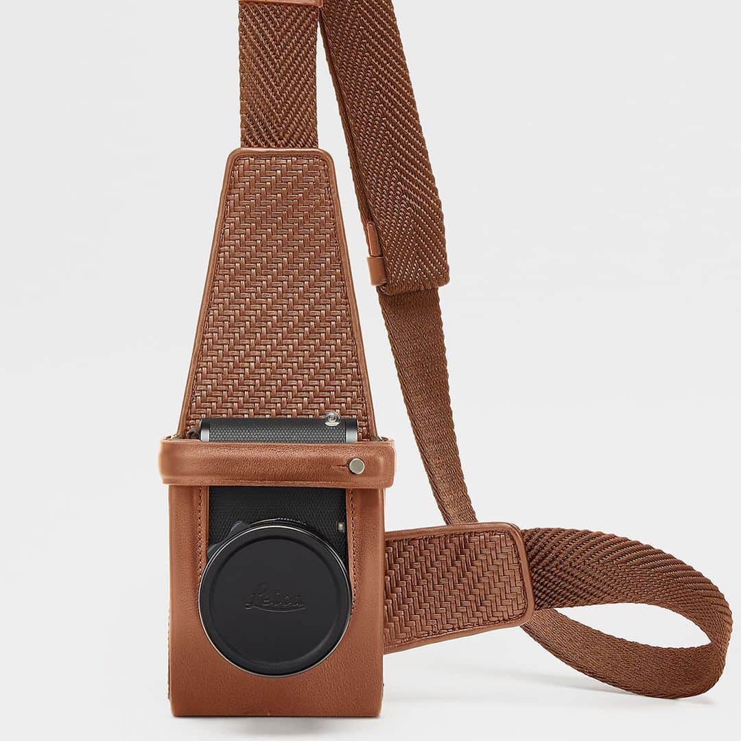 ライカさんのインスタグラム写真 - (ライカInstagram)「Leica & Zegna – #Photography meets #fashion. Discover the collection of high-end camera bags and accessories, developed by @zegnaofficial’s Art Director, Alessandro Sartori (@alessandrosartoriofficial). Designed to make you feel at one with your equipment. Tap the link in our bio to explore.   #LeicaZegna #Leica #Zegna #LeicaCamera #🔴📷」12月4日 0時03分 - leica_camera