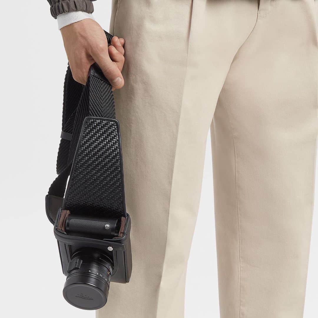 のインスタグラム：「Leica & Zegna – #Photography meets #fashion. Discover the collection of high-end camera bags and accessories, developed by @zegnaofficial’s Art Director, Alessandro Sartori (@alessandrosartoriofficial). Designed to make you feel at one with your equipment. Tap the link in our bio to explore.   #LeicaZegna #Leica #Zegna #LeicaCamera #🔴📷」