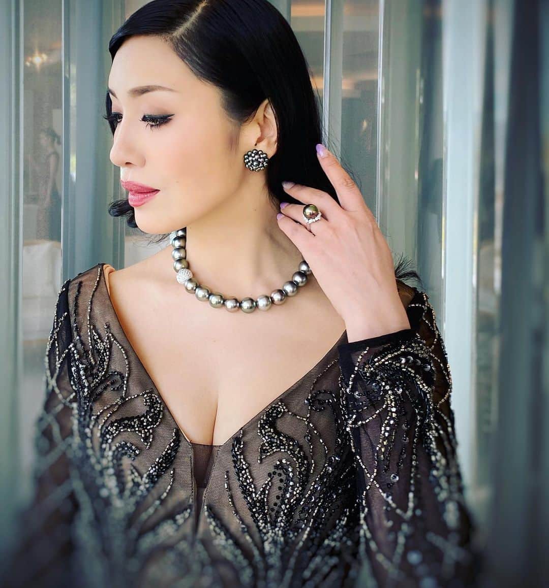 のインスタグラム：「今日のランウェイ👠で身につけたペルラジオーネ @perlagioneの貴重な16mmの黒真珠に感動🦪  一粒だけダイヤの取り巻き💎になってて、装いによってその位置を変えられるのが好き✨  ベビー黒真珠の珍しいイヤリングも素敵❣️  虹色のテリが肌を品よく美しく見せてくれる✨  #良いジュエリーを身につけると姿勢が良くなり美しいリングは手の所作が整い笑顔に😊 #ドレスやジュエリーを身に付けたら耳と肩の位置を長く保ち胸の真ん中を高くするよう意識して✨ #ドレスは　@kobevanity  #明日は08時から09時55分はTBSグッとラック #19時から22時52分はフジテレビの日本一モノマネ王者が今夜決定ものまね王座決定戦年に一度の鉄板ネタガチンコSPに出演 23時半から24時はJWAVEのVOLVOクロッシングLOUNGEにSHOCKEYEさんをお迎えします！」