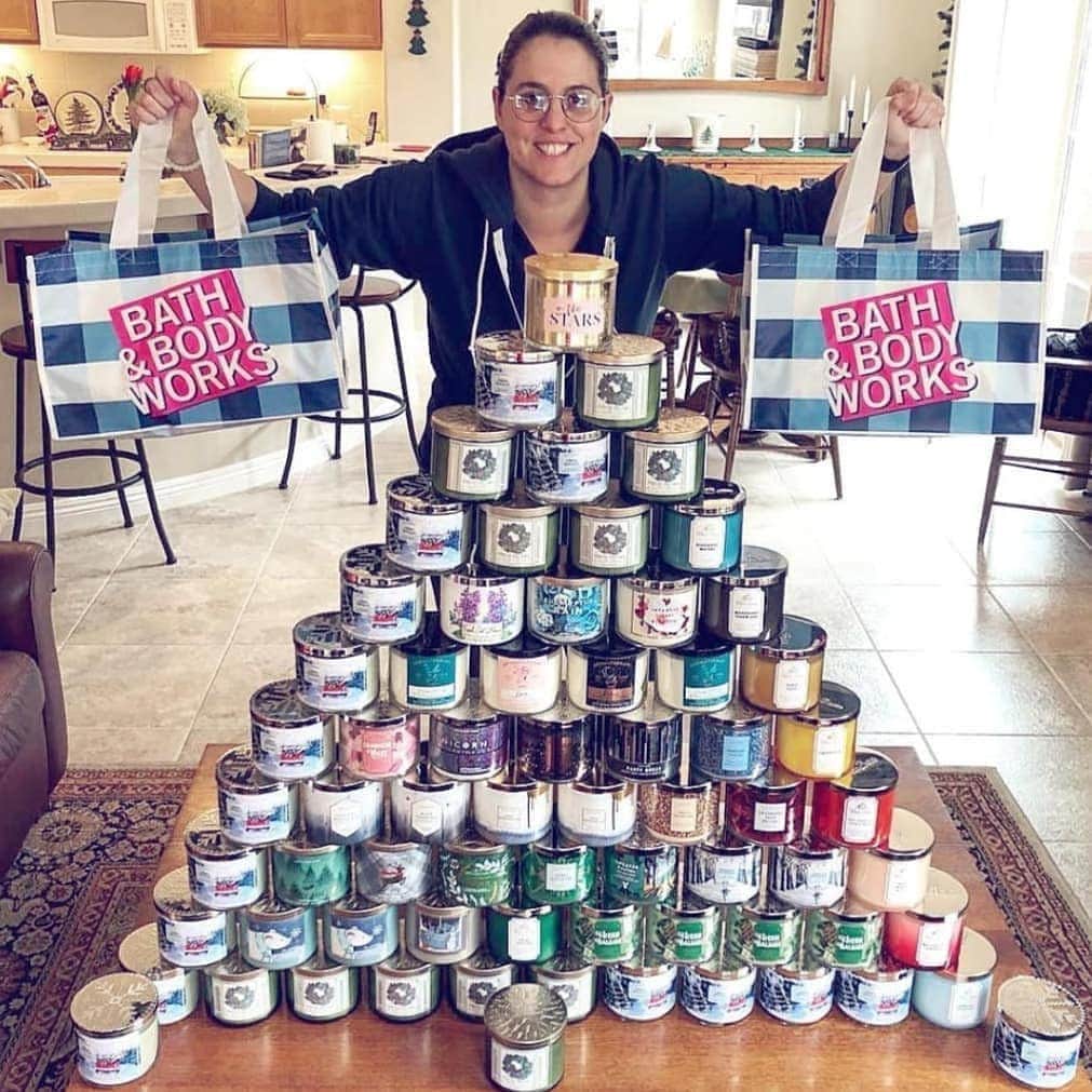 Bath & Body Worksさんのインスタグラム写真 - (Bath & Body WorksInstagram)「#TBT to some of the most EPIC Candle Day hauls of ALL! Start using your Candle Club sticker in Stories NOW!」12月4日 0時16分 - bathandbodyworks