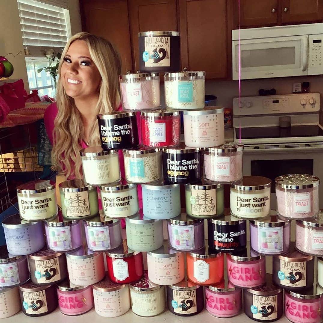 Bath & Body Worksさんのインスタグラム写真 - (Bath & Body WorksInstagram)「#TBT to some of the most EPIC Candle Day hauls of ALL! Start using your Candle Club sticker in Stories NOW!」12月4日 0時16分 - bathandbodyworks