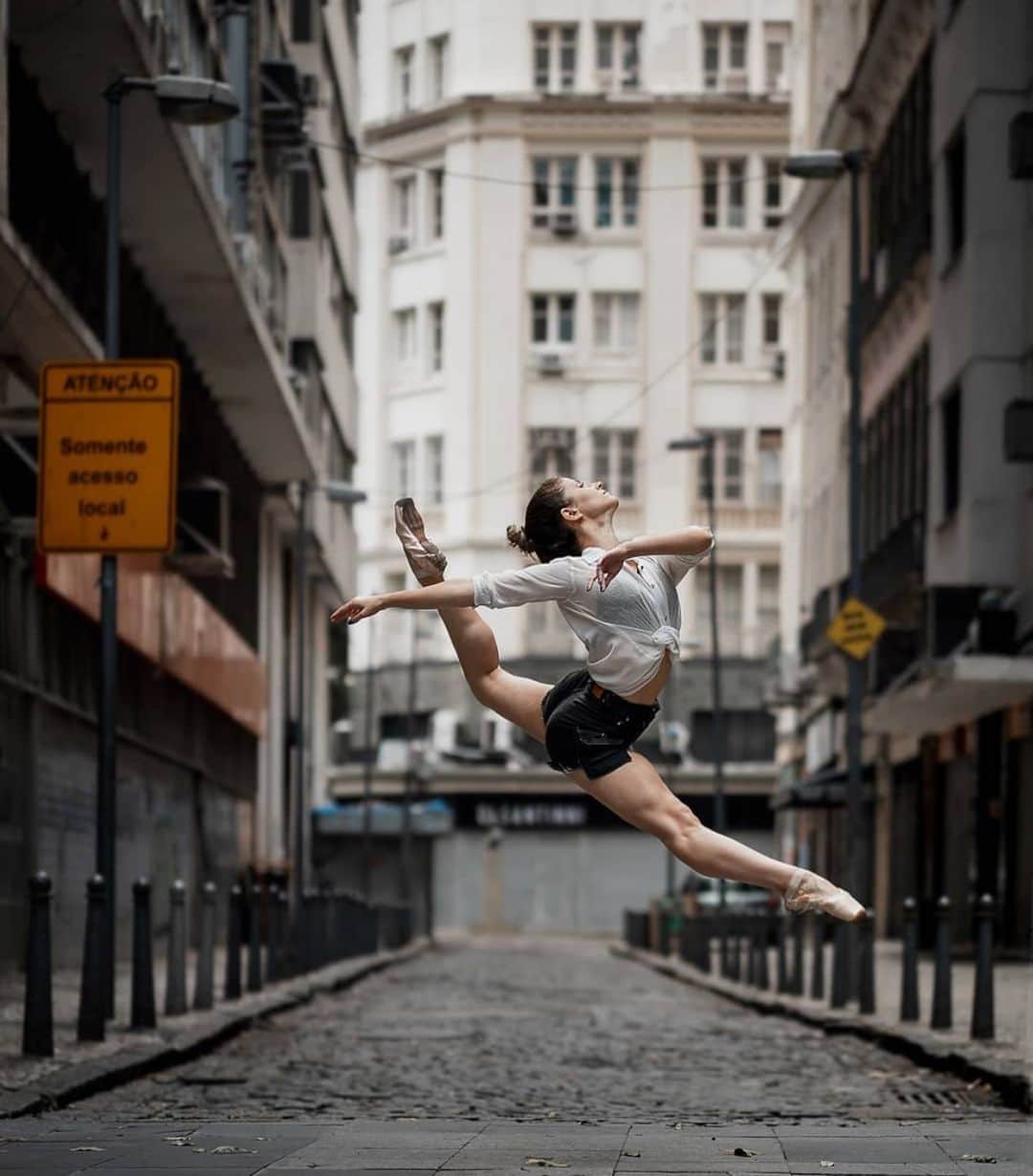 Ballet Is A WorldWide Languageさんのインスタグラム写真 - (Ballet Is A WorldWide LanguageInstagram)「Gorgeous. @samfmonteiro by @marinhofotografia 💙  #samanthamonteiro #alessandromarinhophotography #worldwideballet 👏🏻💙😍」12月4日 0時11分 - worldwideballet