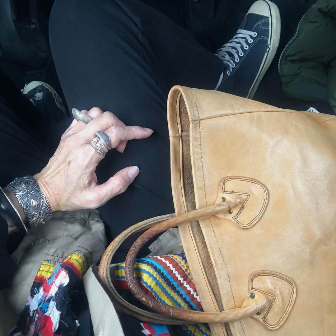 のインスタグラム：「インスタライブを見直しましたが段取りが悪すぎて本当にごめんなさい  明後日土曜日に営業しますのでよろしくお願いいたします  余談ですが足の小指の爪がパカパカしていてあと2mmくらいの命綱で繋がっている感じでとても気持ちが悪いです  おやすみなさい  #swellvtg #seminolepatchwork #seminole #vintage #llbean」