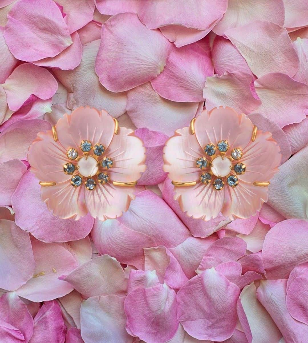 バウンキットさんのインスタグラム写真 - (バウンキットInstagram)「The flower power ! . . . . . . #flowerearrings #pink #semipreciousstones #jewelry #fashionstyle #bounkitnyc #musthave #customjewelrypieces #handmadeinnyc #instajewelry」12月4日 0時12分 - bounkitnyc