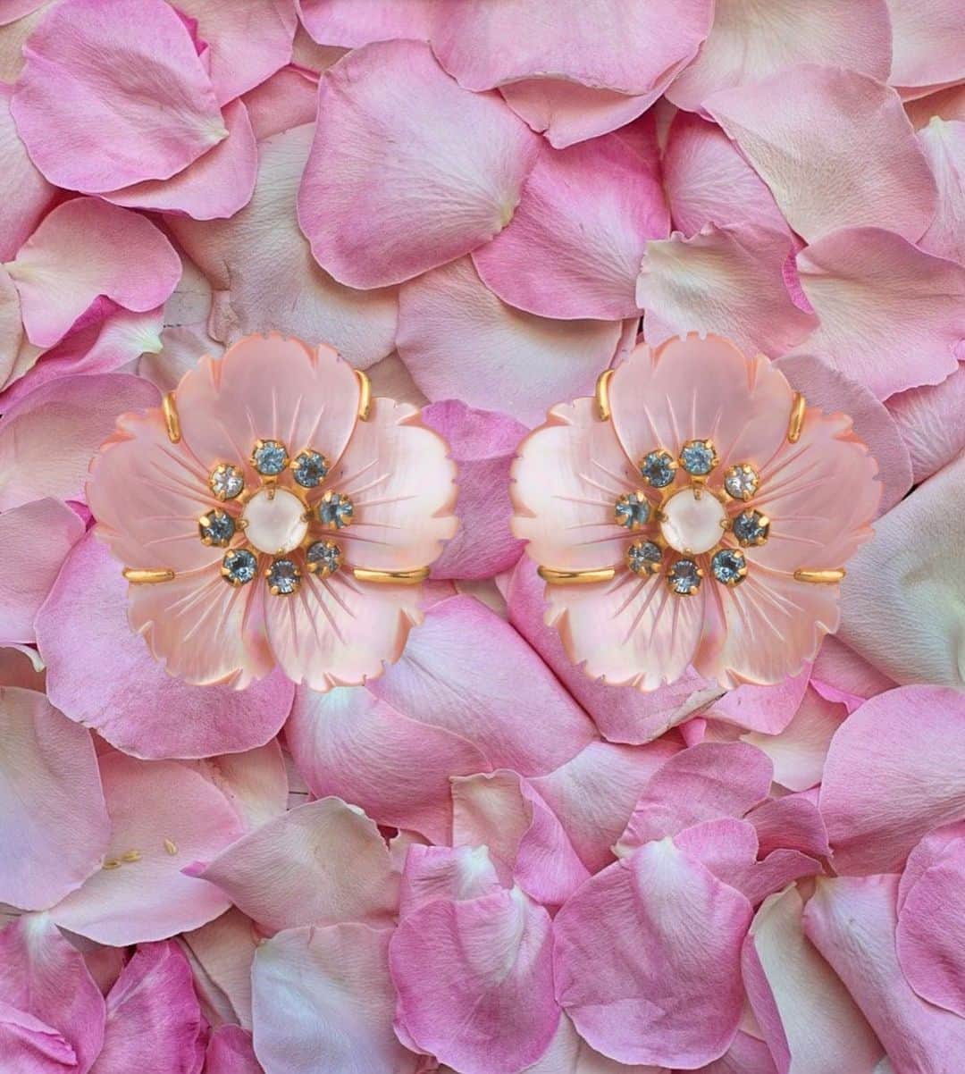 のインスタグラム：「The flower power ! . . . . . . #flowerearrings #pink #semipreciousstones #jewelry #fashionstyle #bounkitnyc #musthave #customjewelrypieces #handmadeinnyc #instajewelry」