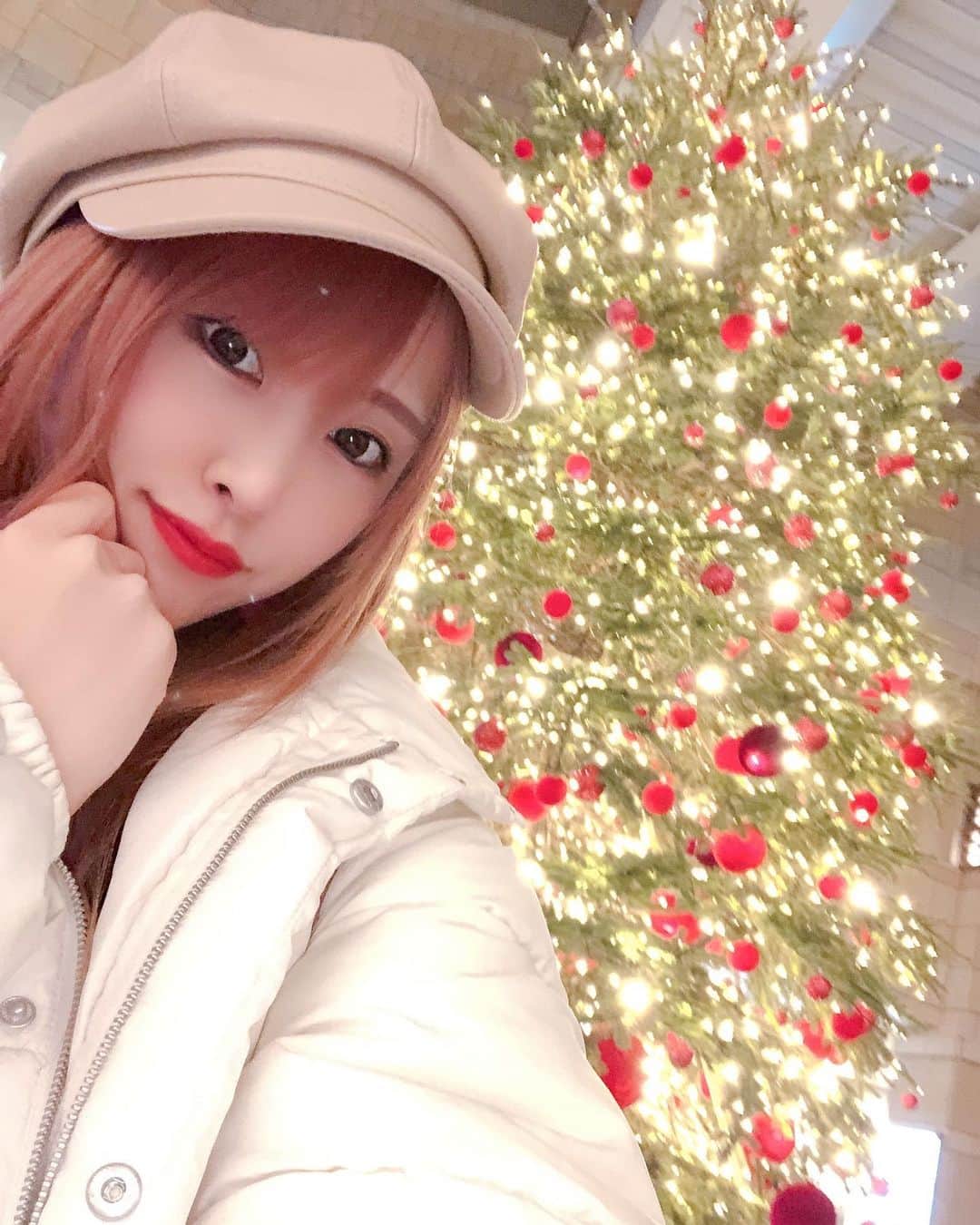 熊本美和さんのインスタグラム写真 - (熊本美和Instagram)「おやくま🐻 . . #おやすみ #goodnight #🌙 #おやくま #tokyo #roppongi #六本木ヒルズ #クリスマス #イルミネーション #ツリー #🎄 #kawaii #makeup #beauty #japan_of_insta #asianbeauty #japaneseidol #kpop #バクステ外神田一丁目 #bowling #Pリーガー #自撮り界隈 #holiday #like4likes #instagood #winter #キャスケット #ブリーチ #派手髪 #すきぴ」12月4日 0時13分 - miwa_babyb