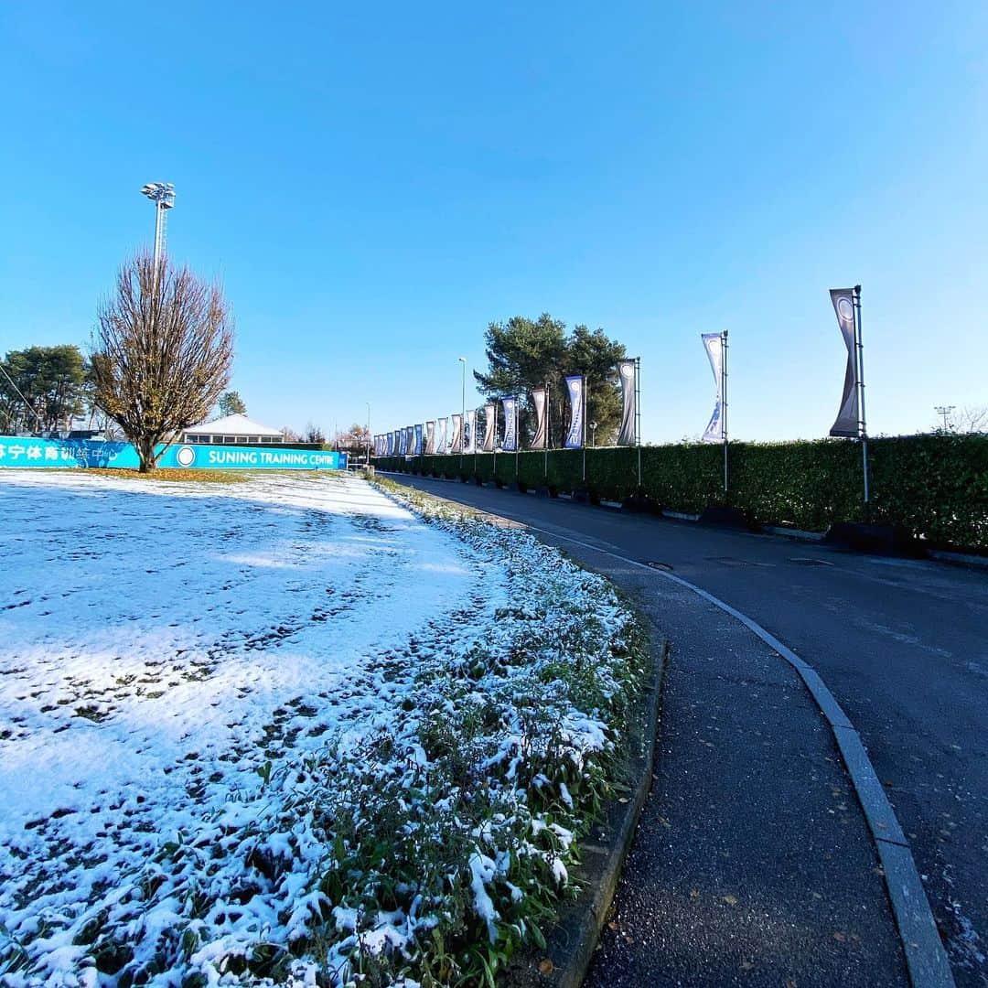 インテルナツィオナーレ・ミラノさんのインスタグラム写真 - (インテルナツィオナーレ・ミラノInstagram)「DECEMBER MOOD ❄️⚫️🔵 The Suning Training Centre all decked out in white this morning after yesterday's snowfall! #Inter #ForzaInter #NotForEveryone #Training #Football」12月4日 0時18分 - inter