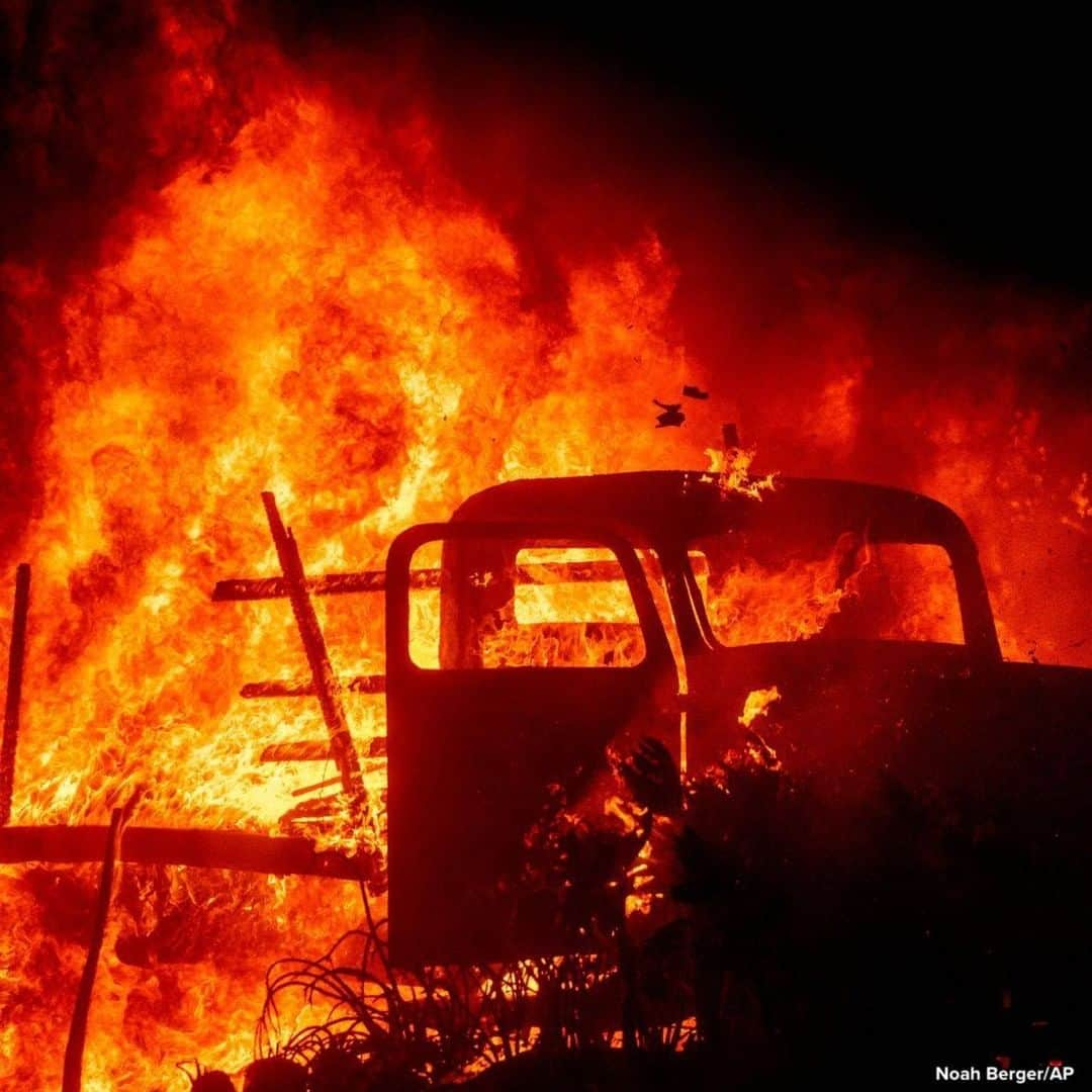 ABC Newsさんのインスタグラム写真 - (ABC NewsInstagram)「RAGING BLAZE: Man watches embers fly over his property, flames consume a vintage truck, and firefighters battling the Bond Fire haul a hose while working to save a home as the blaze burns through the Silverado community in Orange County, California. #bondfire #fire #california」12月4日 0時33分 - abcnews